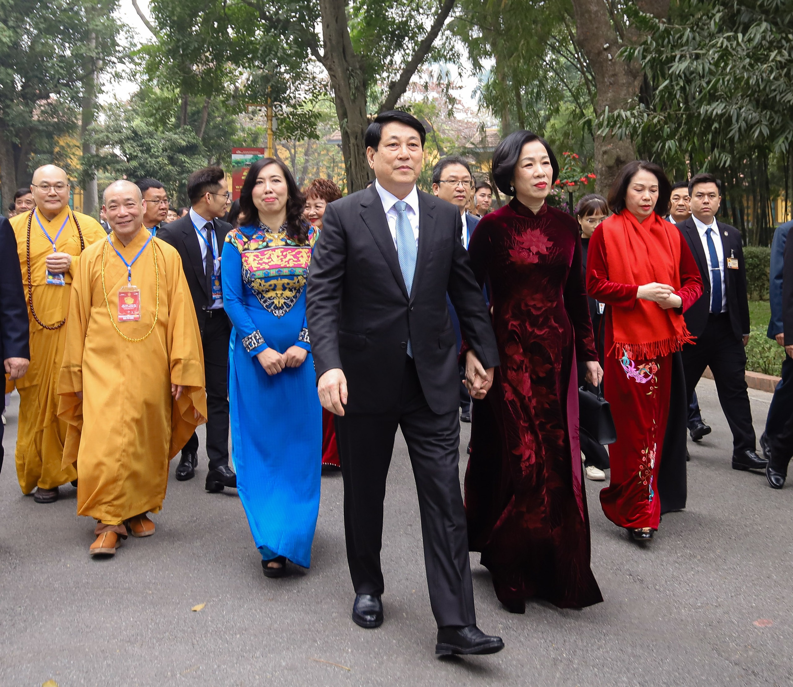 Chủ tịch nước Lương Cường v&agrave; Phu nh&acirc;n thả c&aacute; ch&eacute;p tiễn &ocirc;ng C&ocirc;ng, &ocirc;ng T&aacute;o- Ảnh 3.