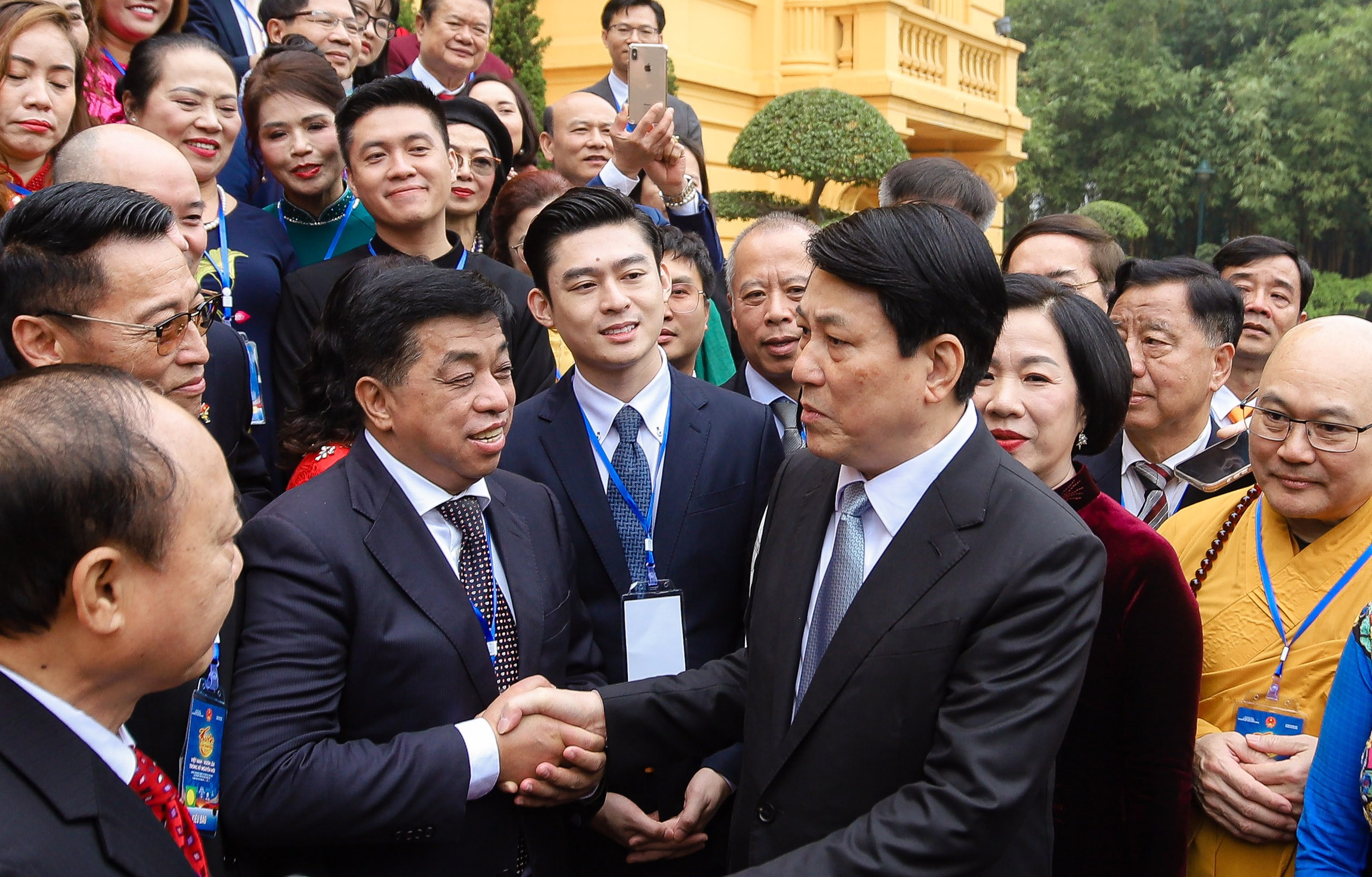 Chủ tịch nước Lương Cường v&agrave; Phu nh&acirc;n thả c&aacute; ch&eacute;p tiễn &ocirc;ng C&ocirc;ng, &ocirc;ng T&aacute;o- Ảnh 13.