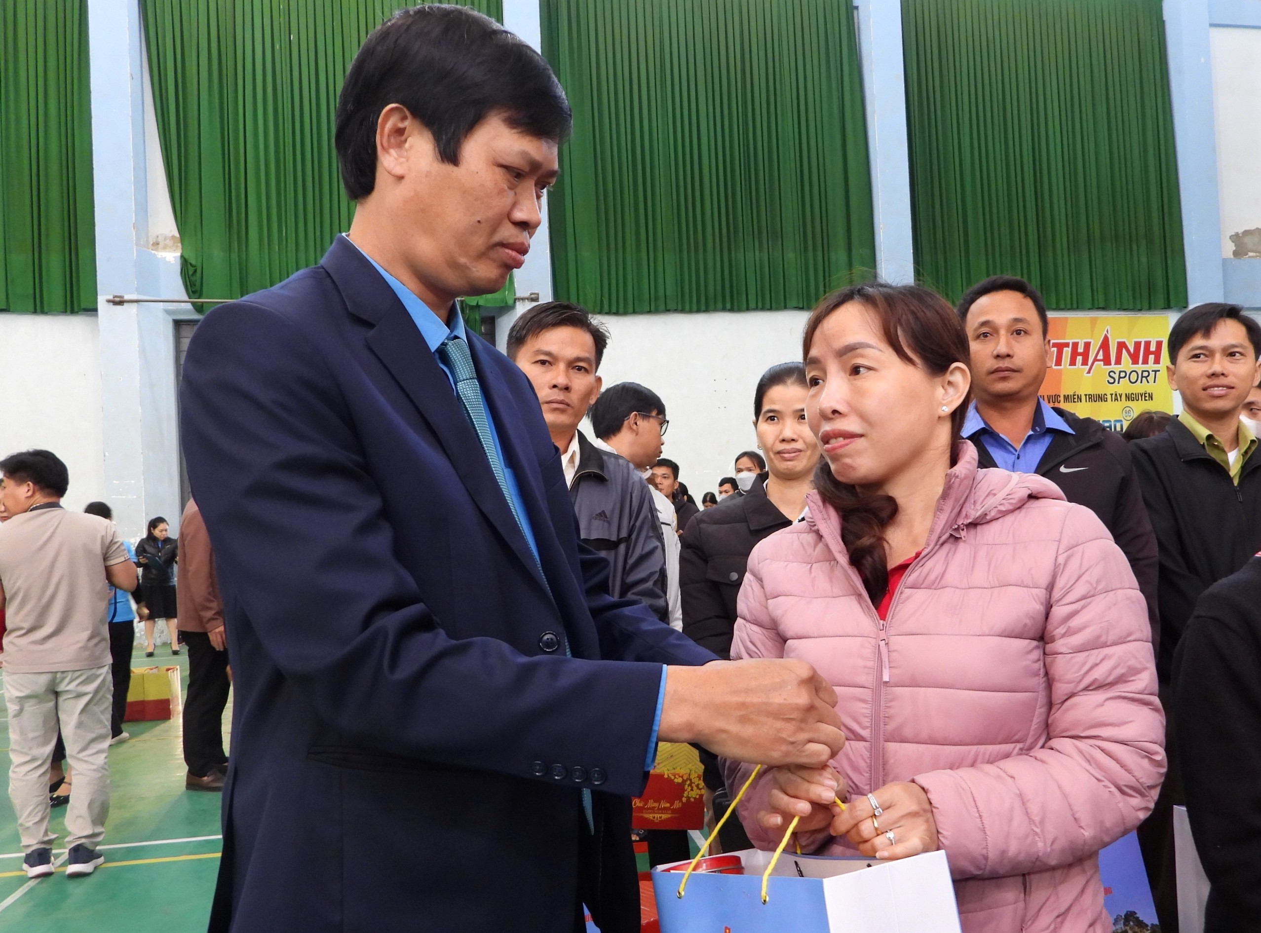 C&ocirc; gi&aacute;o x&uacute;c động nhận qu&agrave; Tết từ Ph&oacute; Chủ tịch Quốc hội, n&oacute;i &ldquo;sẽ d&agrave;nh mua quần &aacute;o mới cho con&rdquo;- Ảnh 3.