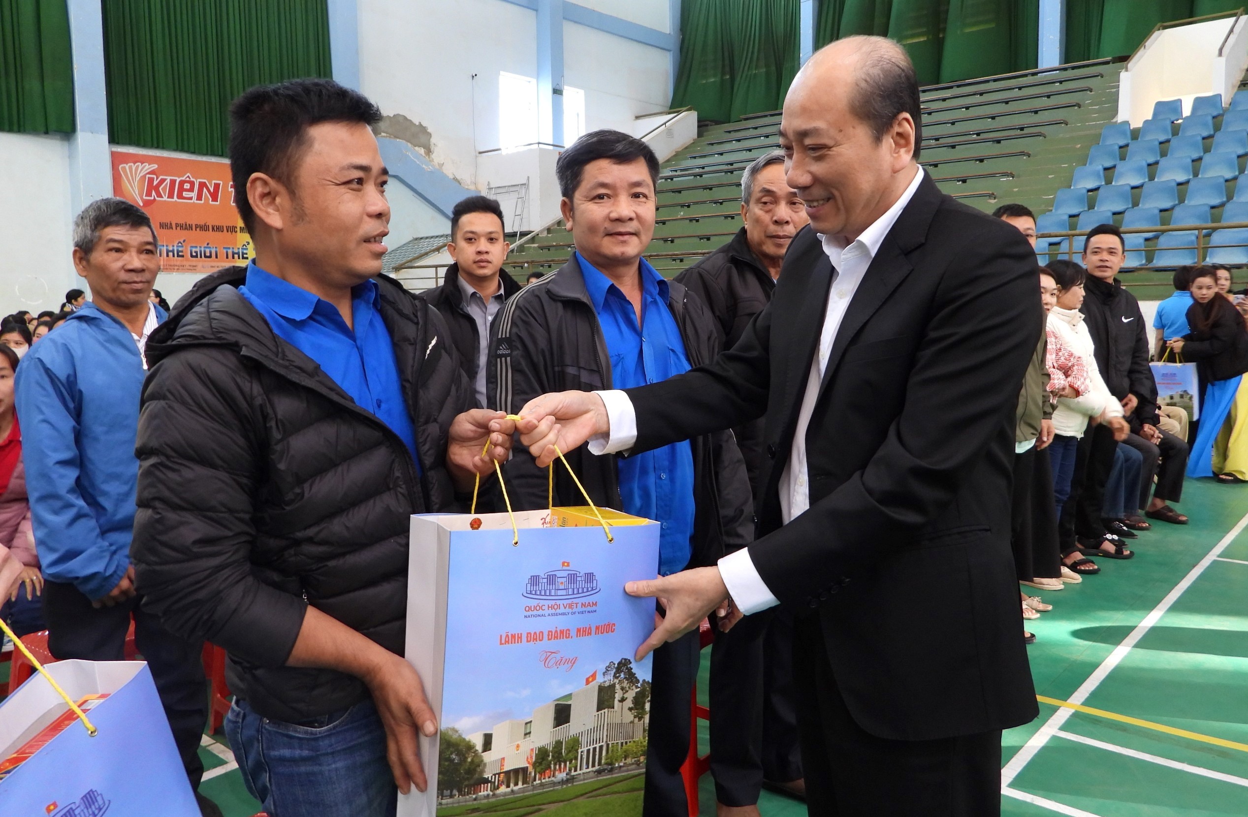 C&ocirc; gi&aacute;o x&uacute;c động nhận qu&agrave; Tết từ Ph&oacute; Chủ tịch Quốc hội, n&oacute;i &ldquo;sẽ d&agrave;nh mua quần &aacute;o mới cho con&rdquo;- Ảnh 2.