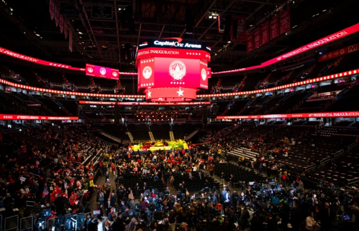Capital One Arena trước cuộc m&iacute;t-tinh của &ocirc;ng Trump h&ocirc;m 19-1. Ảnh: NBC News