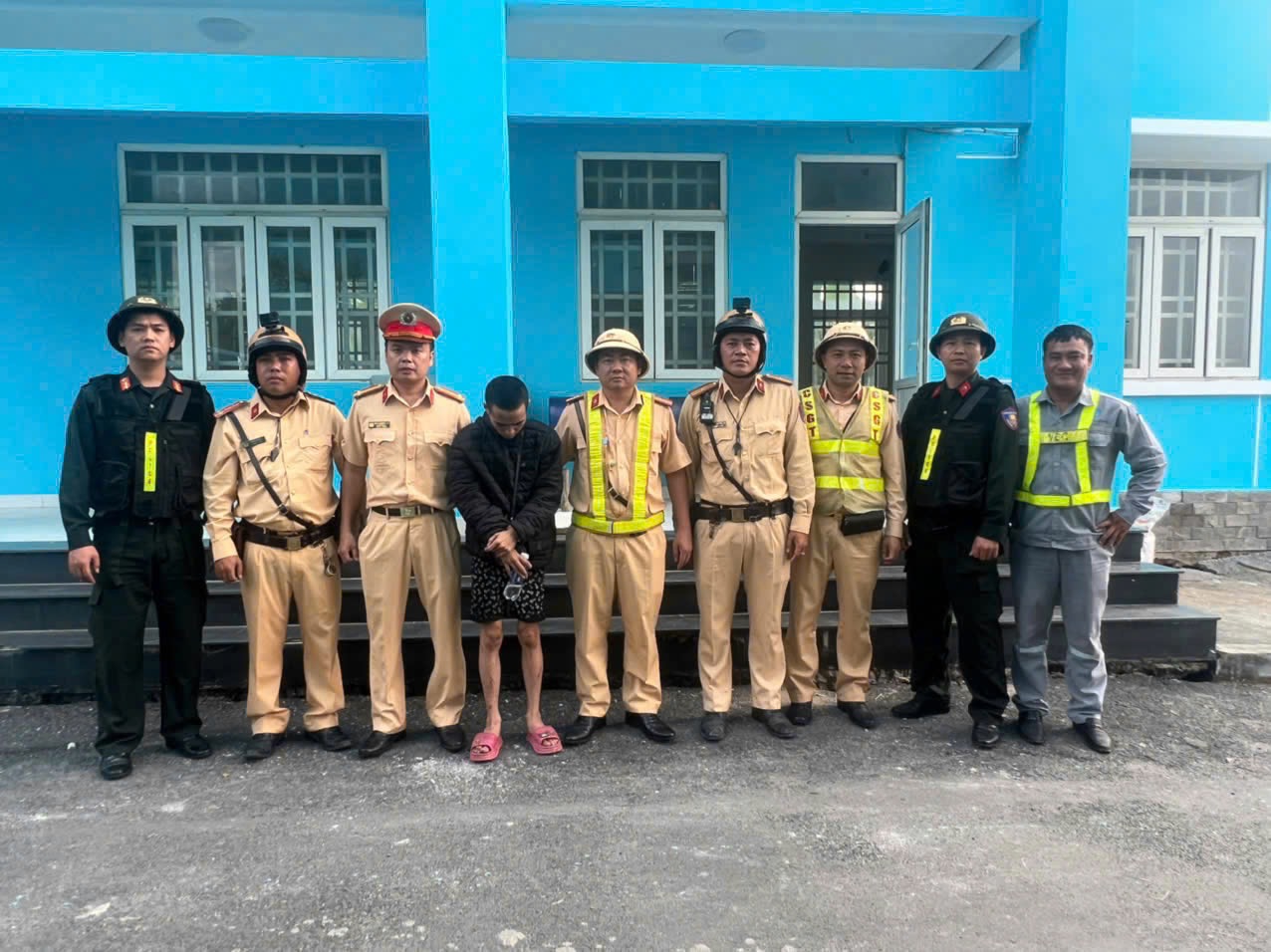 Cảnh s&aacute;t &ldquo;giăng lưới&rdquo; bắt kẻ trốn trại tr&ecirc;n cao tốc TP HCM - Long Th&agrave;nh- Ảnh 2.