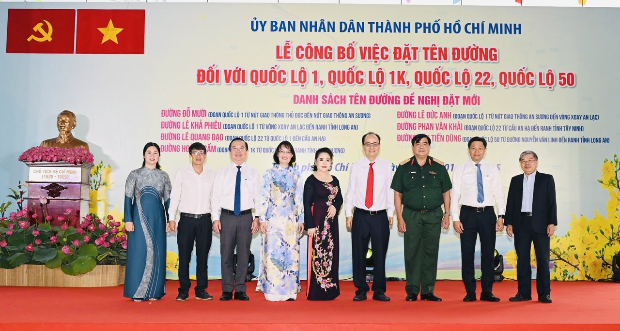 C&ocirc;ng vi&ecirc;n trước Hội trường Thống Nhất mang t&ecirc;n mới nhưng lại rất quen- Ảnh 2.
