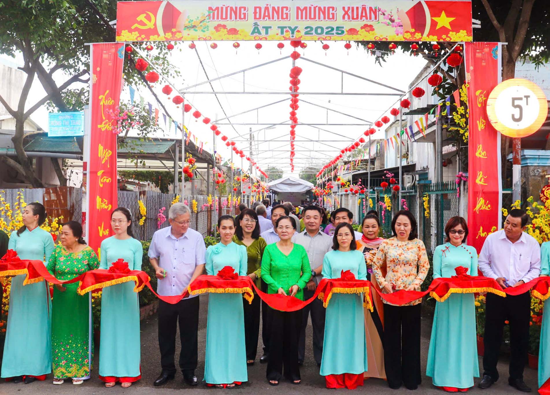 Chủ tịch HĐND TP HCM Nguyễn Thị Lệ dự ng&agrave;y hội "Xu&acirc;n đo&agrave;n kết - Tết nghĩa t&igrave;nh" tại huyện Củ Chi- Ảnh 3.