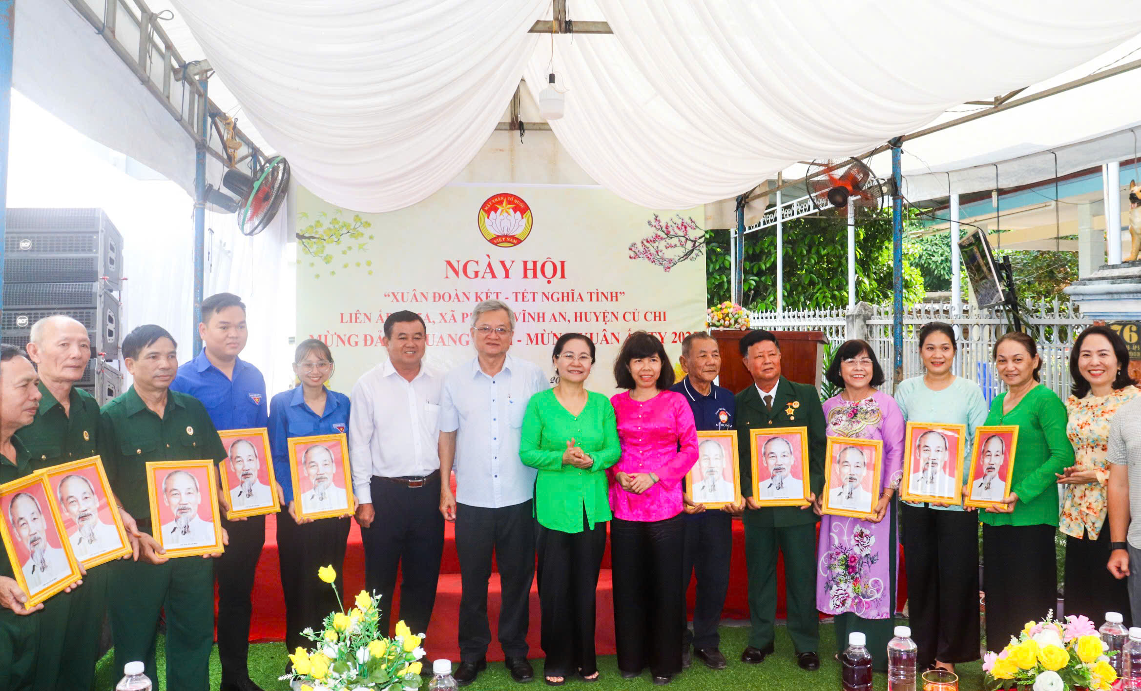 Chủ tịch HĐND TP HCM Nguyễn Thị Lệ dự ng&agrave;y hội "Xu&acirc;n đo&agrave;n kết - Tết nghĩa t&igrave;nh" tại huyện Củ Chi- Ảnh 1.