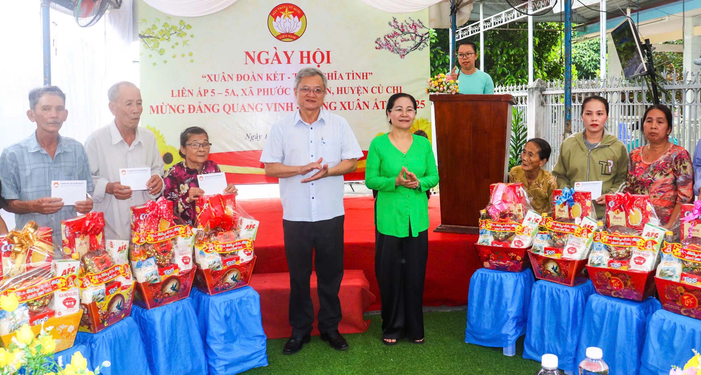 Chủ tịch HĐND TP HCM Nguyễn Thị Lệ dự ng&agrave;y hội "Xu&acirc;n đo&agrave;n kết - Tết nghĩa t&igrave;nh" tại huyện Củ Chi- Ảnh 2.