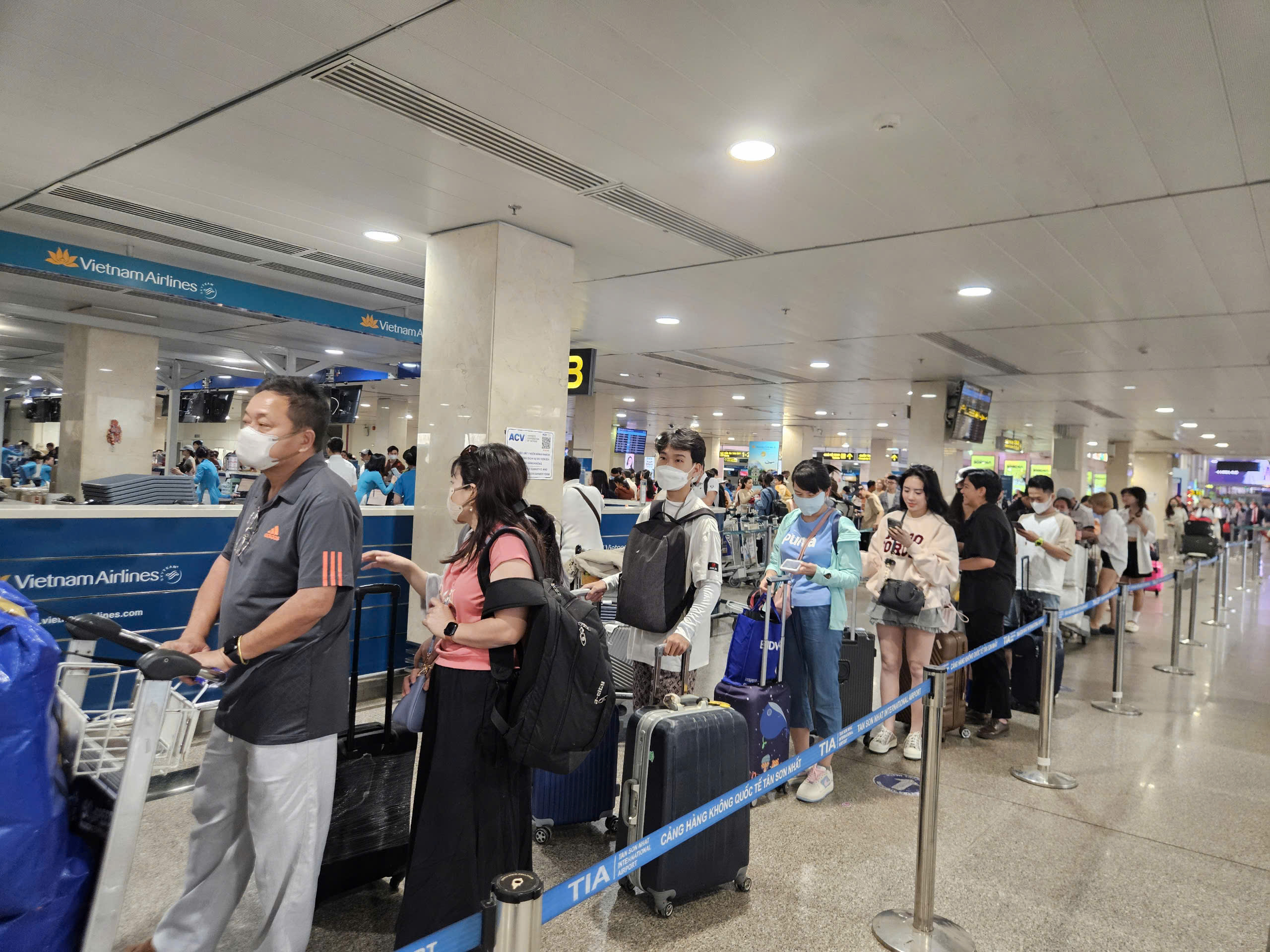 Người d&acirc;n &ugrave;n &ugrave;n về qu&ecirc; ăn Tết sớm, s&acirc;n bay T&acirc;n Sơn Nhất đ&ocirc;ng nghịt- Ảnh 7.