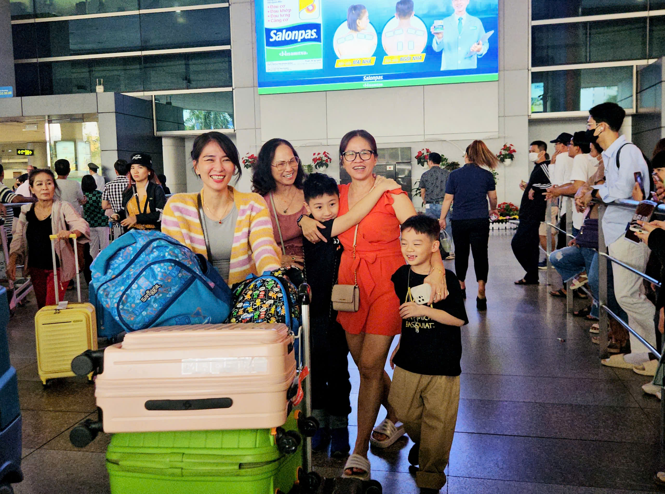 Người d&acirc;n &ugrave;n &ugrave;n về qu&ecirc; ăn Tết sớm, s&acirc;n bay T&acirc;n Sơn Nhất đ&ocirc;ng nghịt- Ảnh 2.