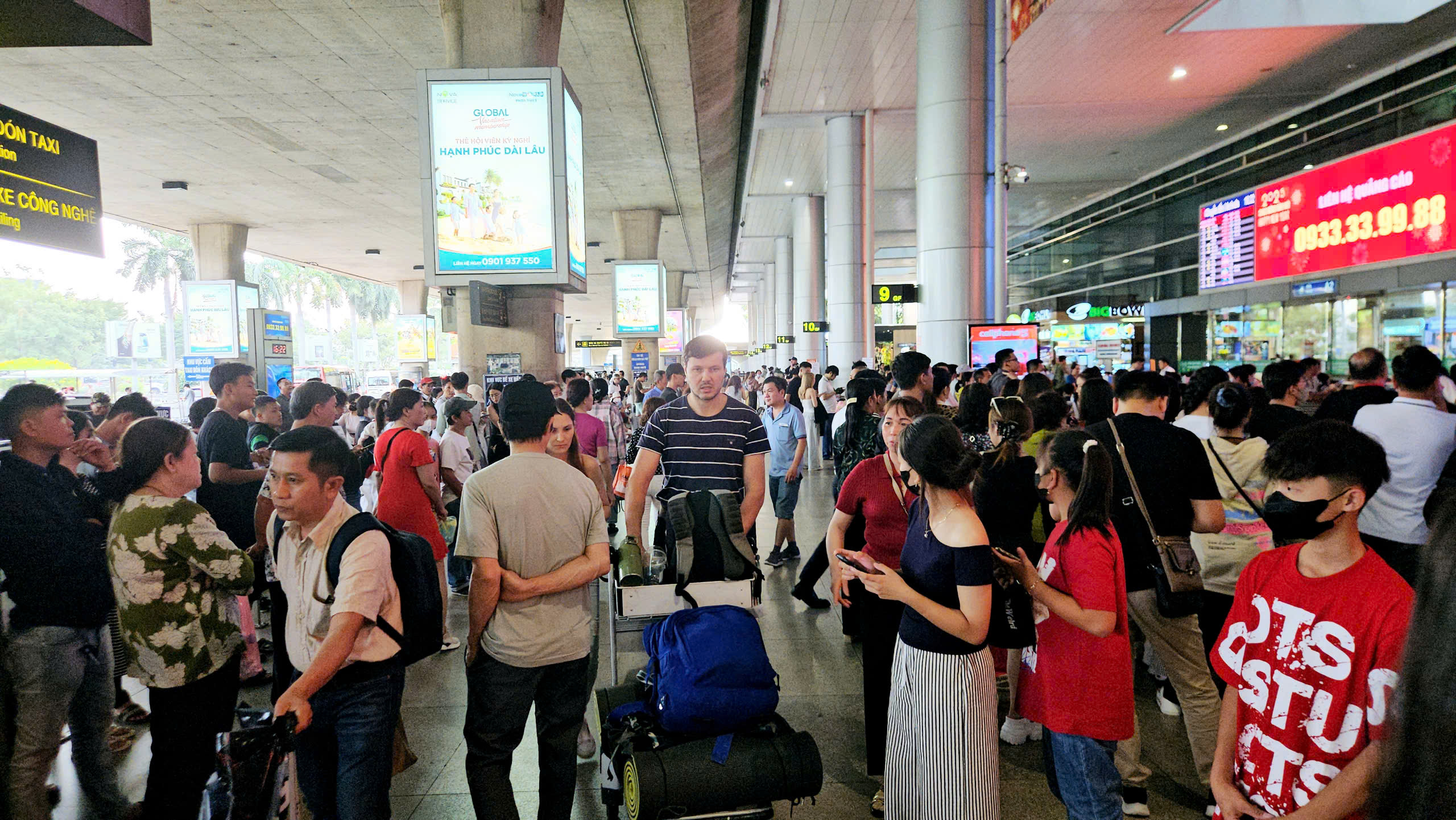 Người d&acirc;n &ugrave;n &ugrave;n về qu&ecirc; ăn Tết sớm, s&acirc;n bay T&acirc;n Sơn Nhất đ&ocirc;ng nghịt- Ảnh 1.