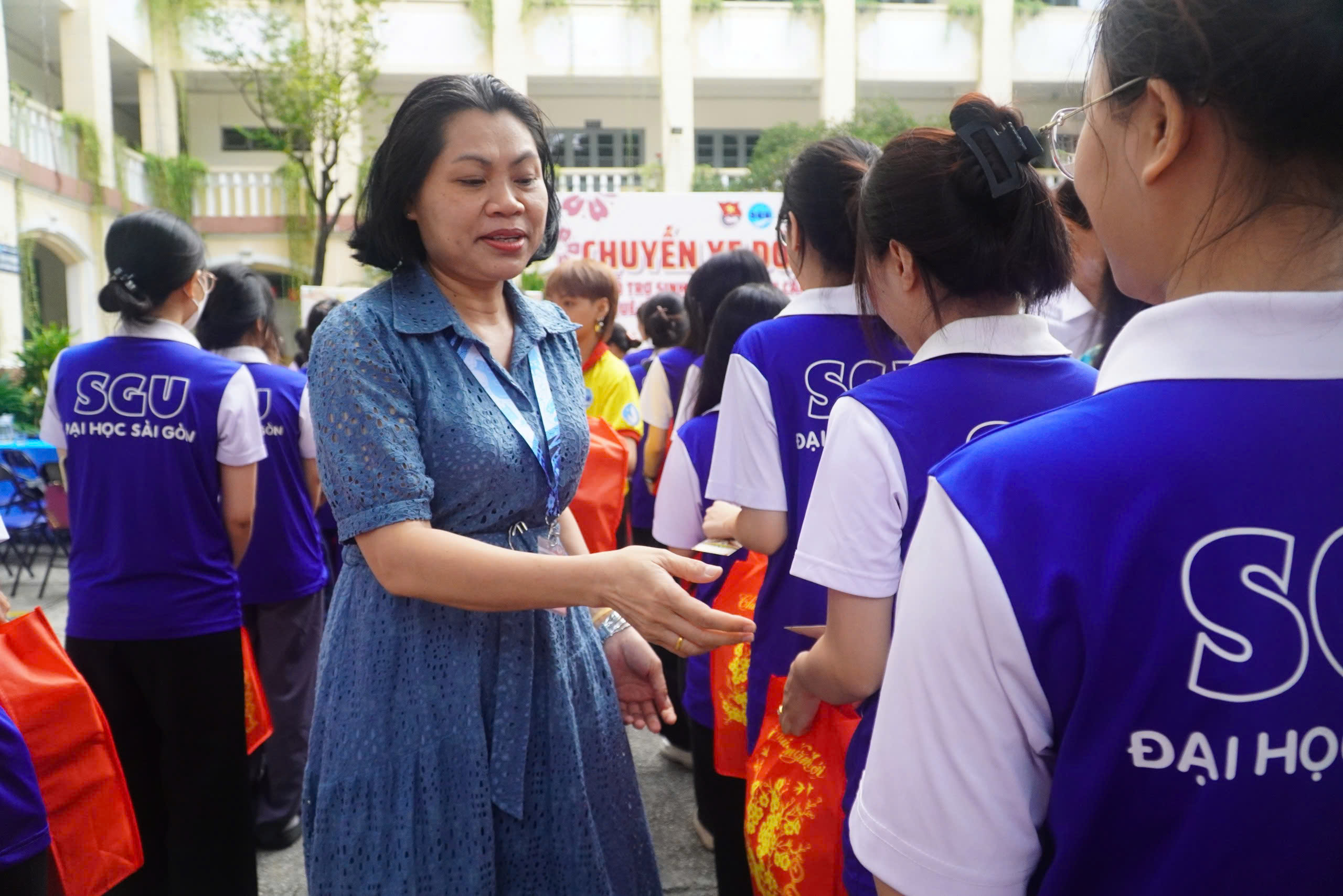 Buổi s&aacute;ng đong đầy y&ecirc;u thương ở TP HCM - Ảnh 9.