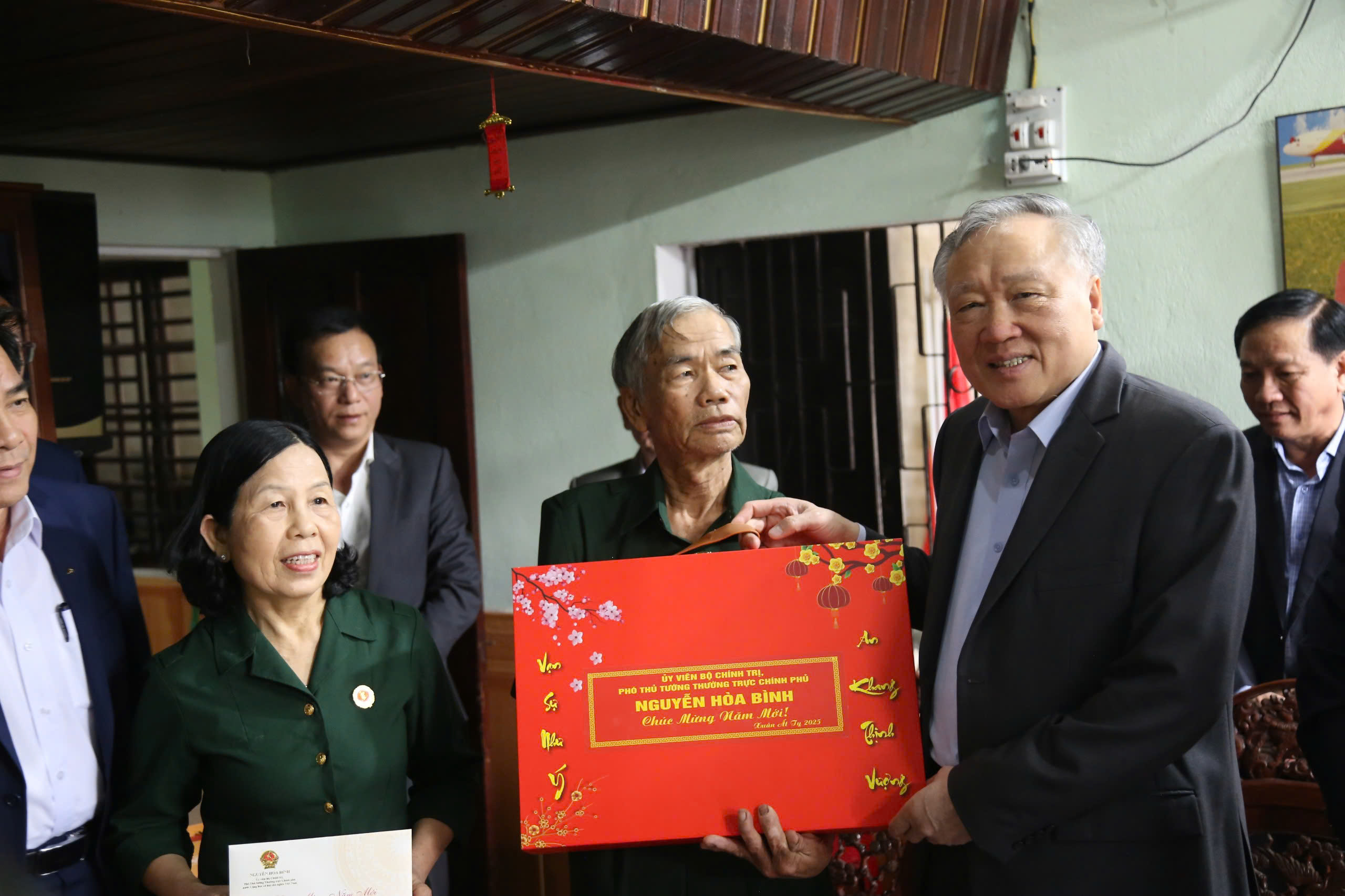 Ph&oacute; Thủ tướng Thường trực Nguyễn H&ograve;a B&igrave;nh tặng qu&agrave; Tết tại Quảng Nam- Ảnh 3.