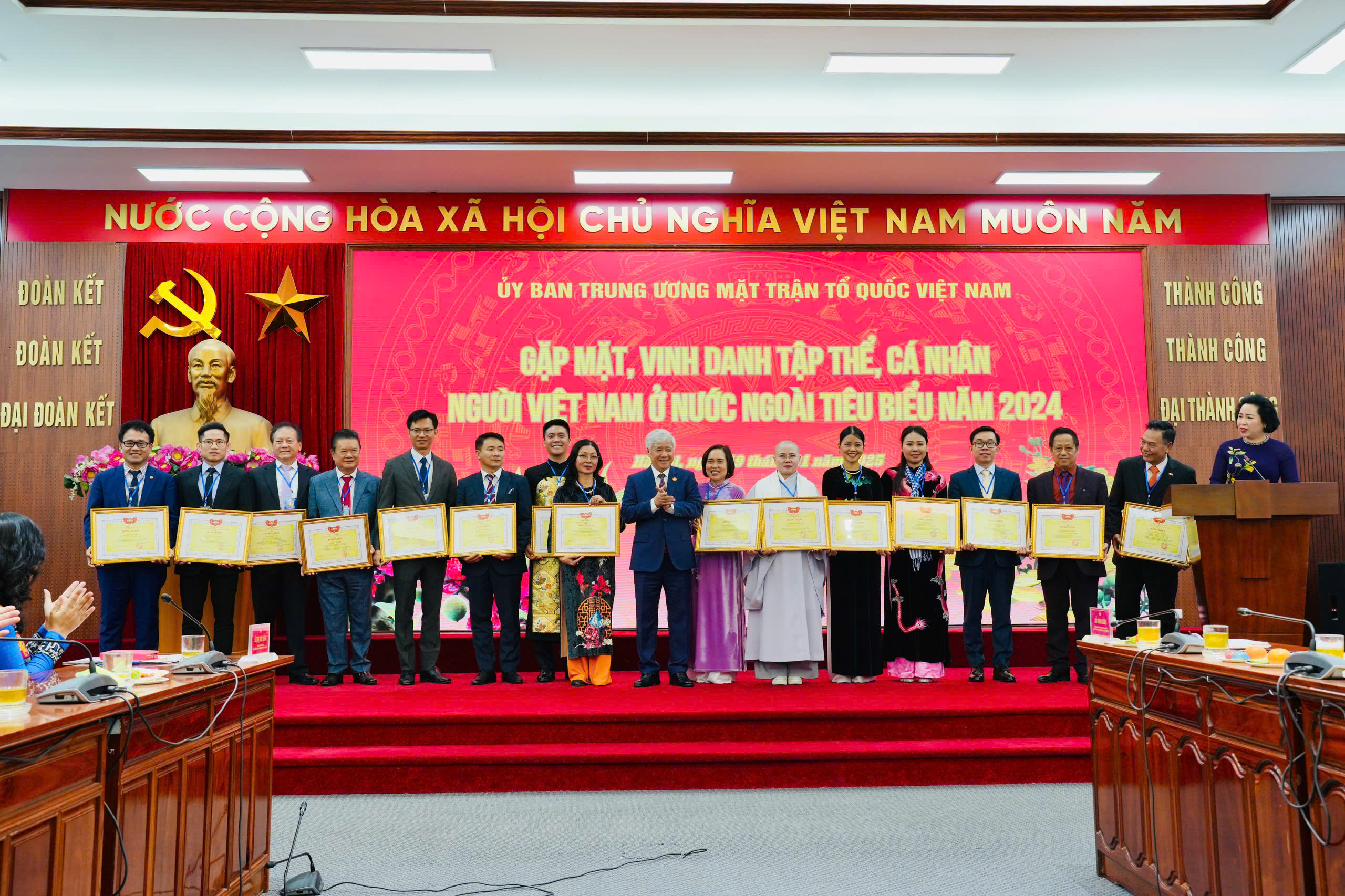 Vinh danh c&aacute;c kiều b&agrave;o ti&ecirc;u biểu- Ảnh 1.