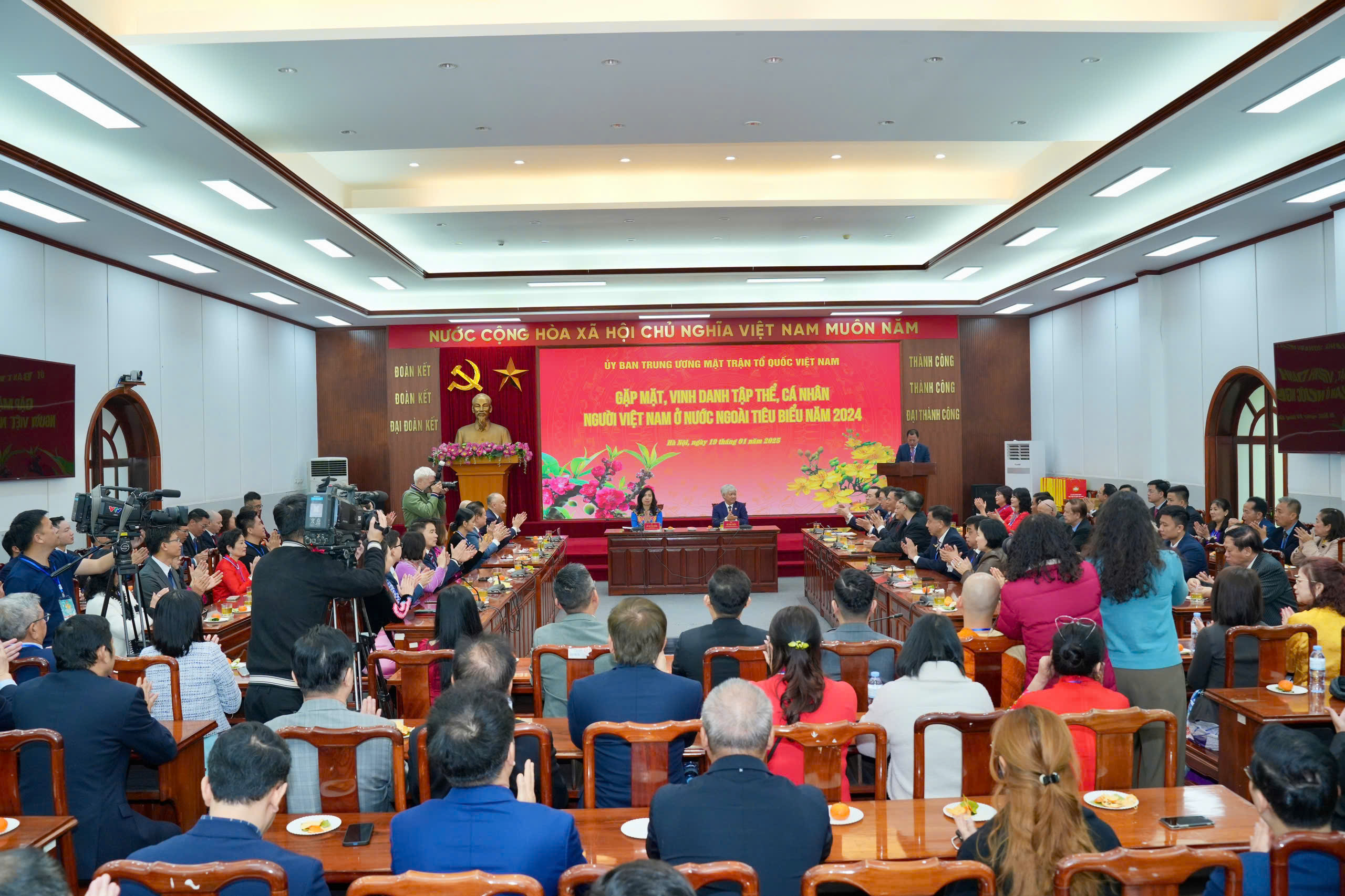 Vinh danh c&aacute;c kiều b&agrave;o ti&ecirc;u biểu- Ảnh 3.