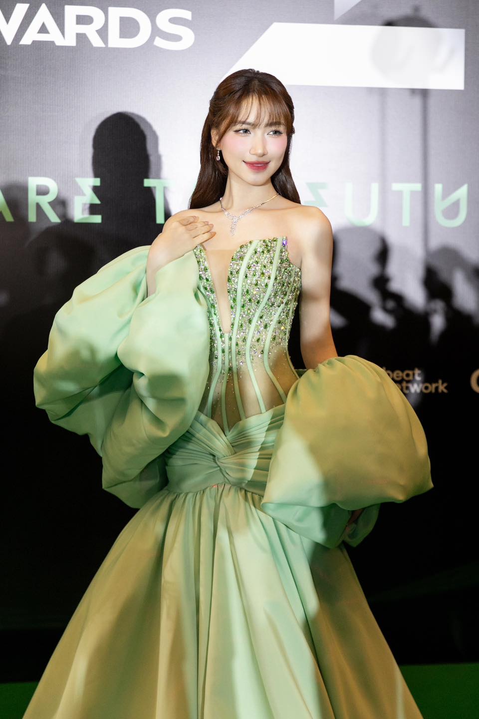 H&ograve;a Minzy như c&ocirc;ng ch&uacute;a trong loạt v&aacute;y dạ hội v&agrave; trang sức đẳng cấp- Ảnh 2.