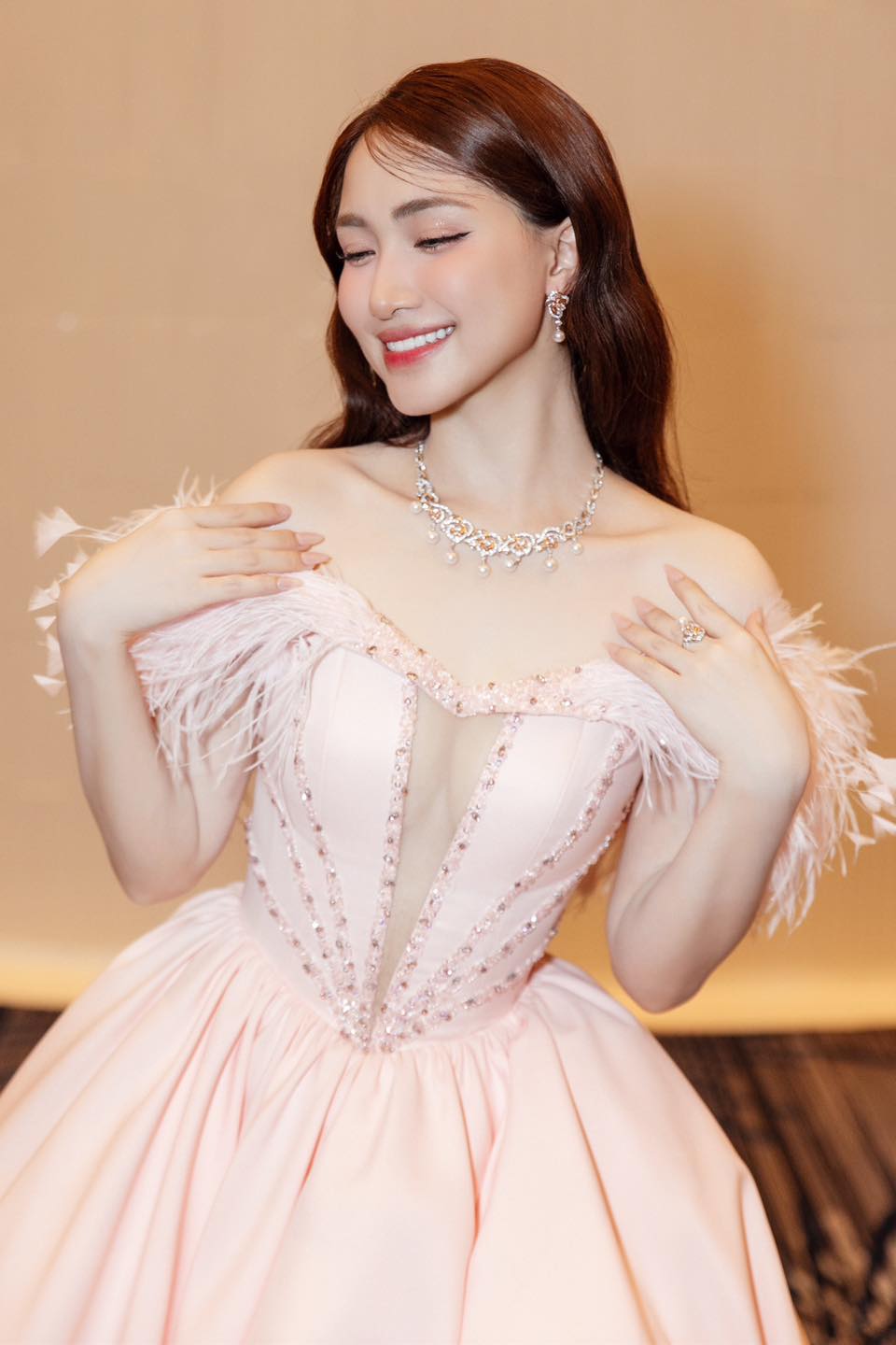 H&ograve;a Minzy như c&ocirc;ng ch&uacute;a trong loạt v&aacute;y dạ hội v&agrave; trang sức đẳng cấp- Ảnh 7.