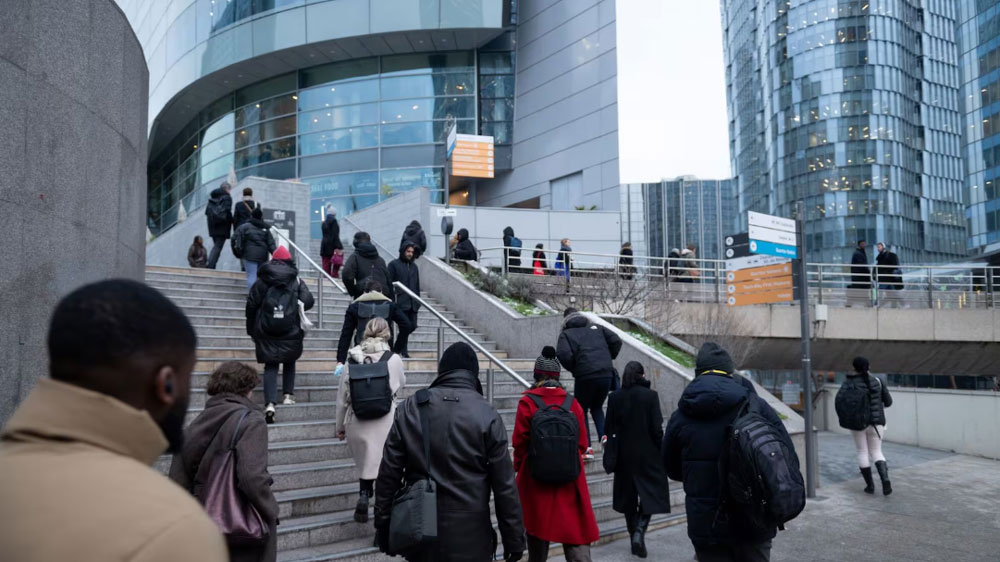 Người d&acirc;n qua lại ở khu thương mại La Defense tại thủ đ&ocirc; Paris - Ph&aacute;p. Ảnh: BLOOMBERG