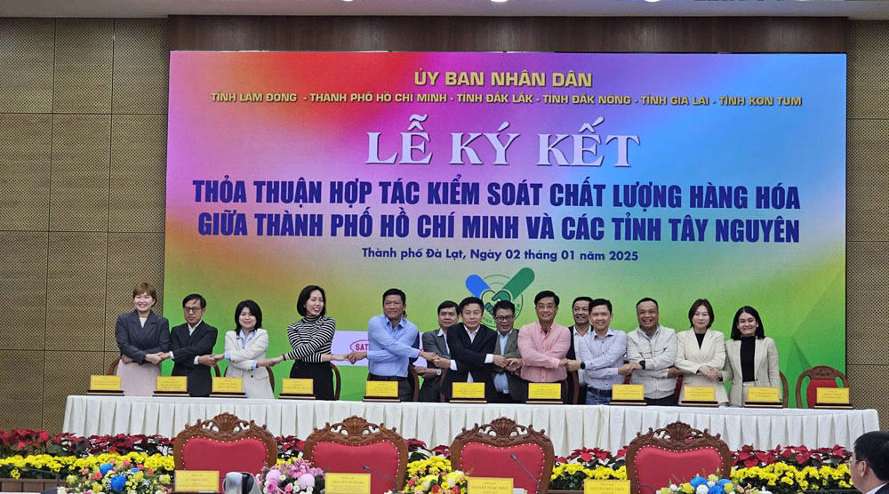 Lãnh đạo các địa phương chứng kiến lễ ký kết thỏa thuận hợp tác kiểm soát chất lượng hàng hóa giữa TP HCM và các tỉnh Tây Nguyên. Ảnh: LÊ GIANG