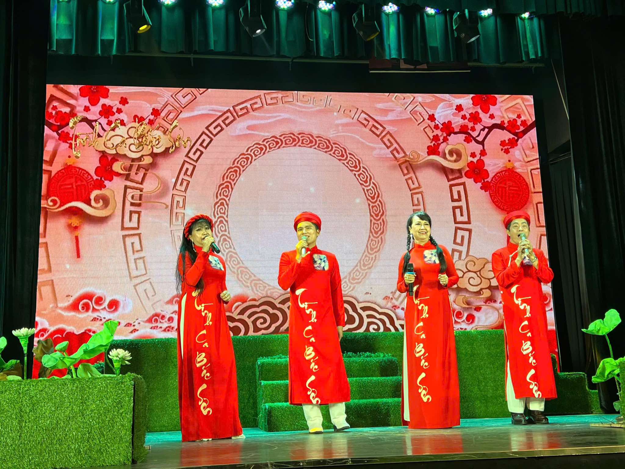 NSND Hồng Vân trao lại bằng khen vở "Bông cánh cò" cho gia đình cố nhạc sĩ Bắc Sơn- Ảnh 2.