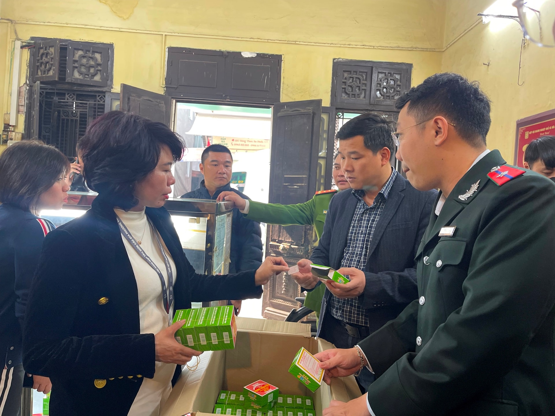 Ph&aacute;t hiện khu vực sản xuất b&aacute;nh cốm Nguy&ecirc;n Ninh c&oacute; c&ocirc;n tr&ugrave;ng v&agrave; ph&acirc;n động vật- Ảnh 1.
