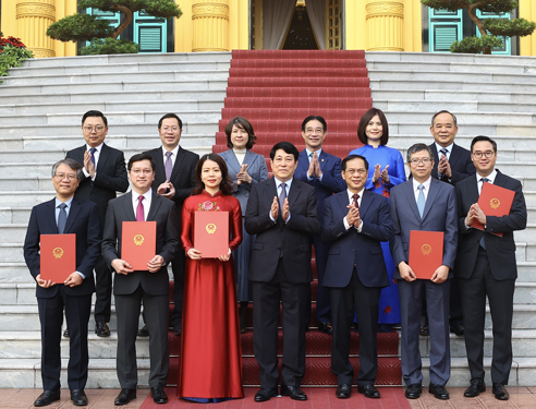 Chủ tịch nước Lương Cường v&agrave; c&aacute;c c&aacute;n bộ được trao quyết định phong h&agrave;m Đại sứ Ảnh: TTXVN
