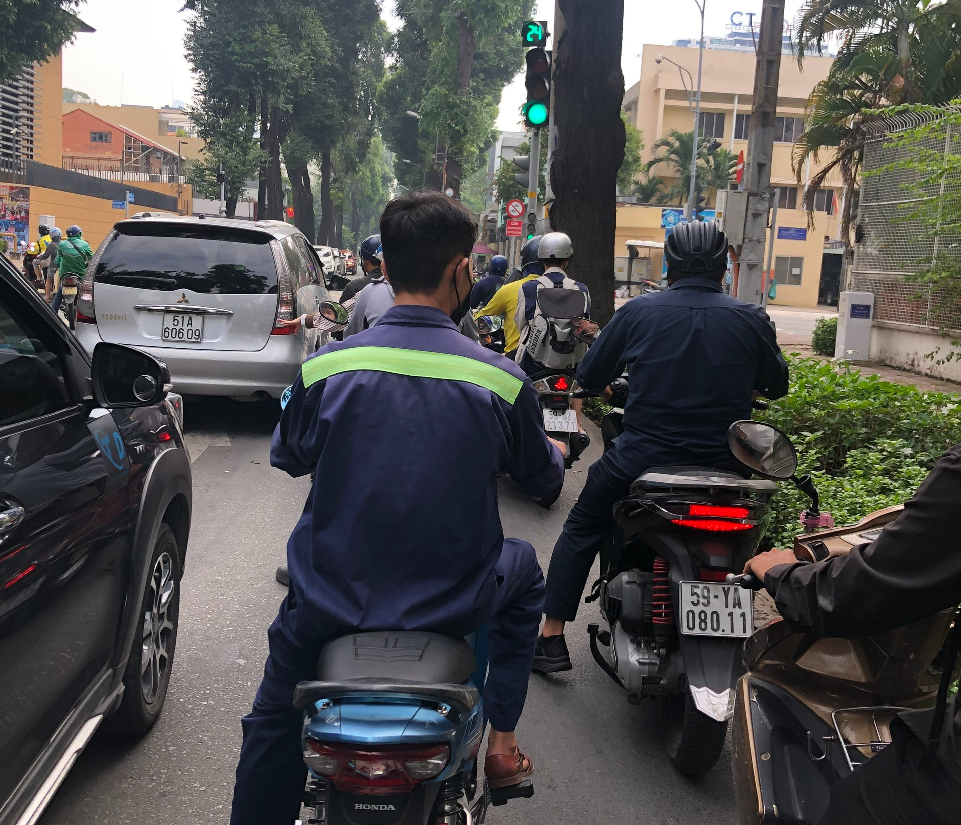 H&igrave;nh ảnh bất chấp mức phạt khủng, nhiều người ở TP HCM vẫn vi phạm luật giao th&ocirc;ng- Ảnh 9.