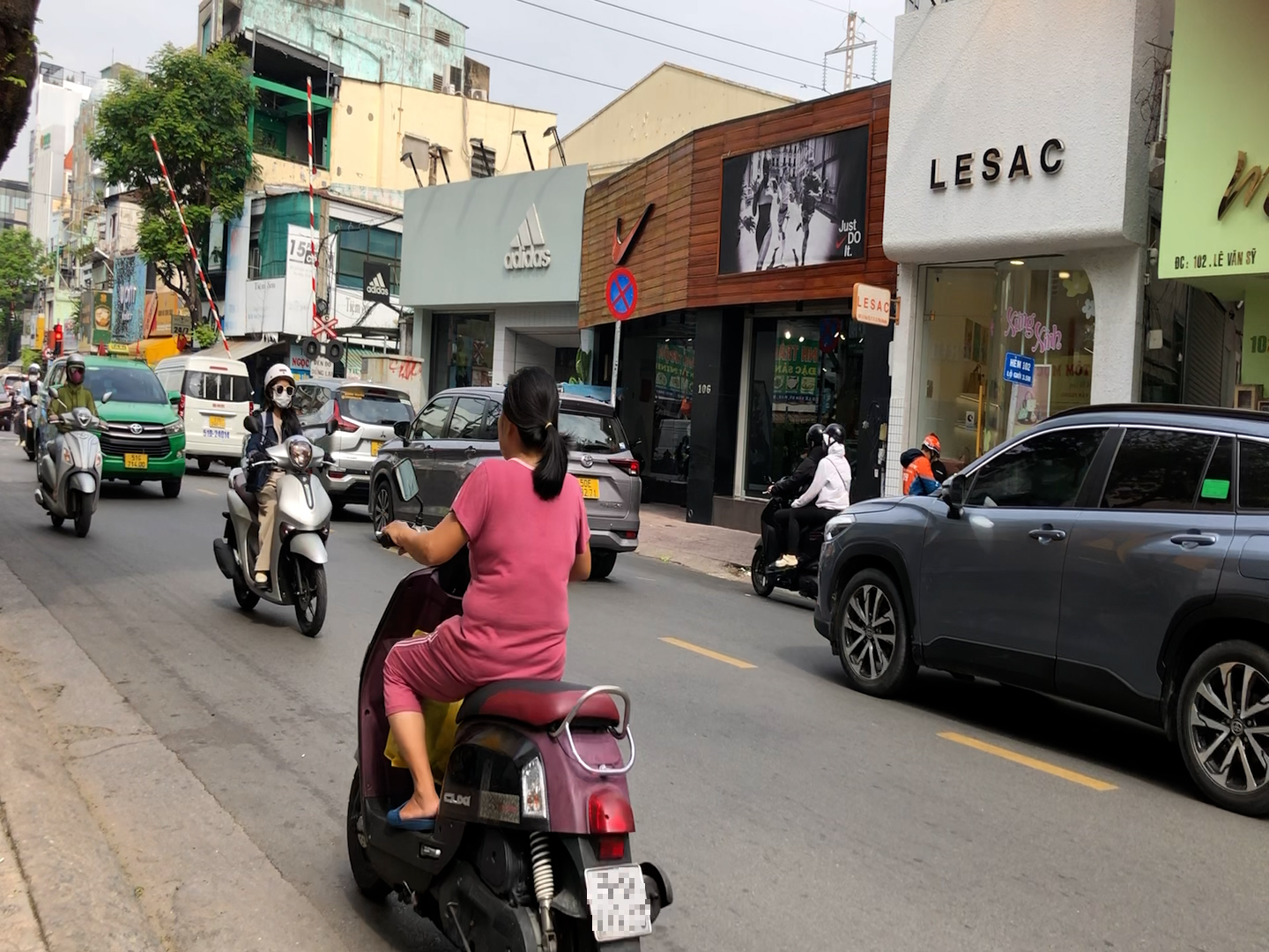 H&igrave;nh ảnh bất chấp mức phạt khủng, nhiều người ở TP HCM vẫn vi phạm luật giao th&ocirc;ng- Ảnh 4.