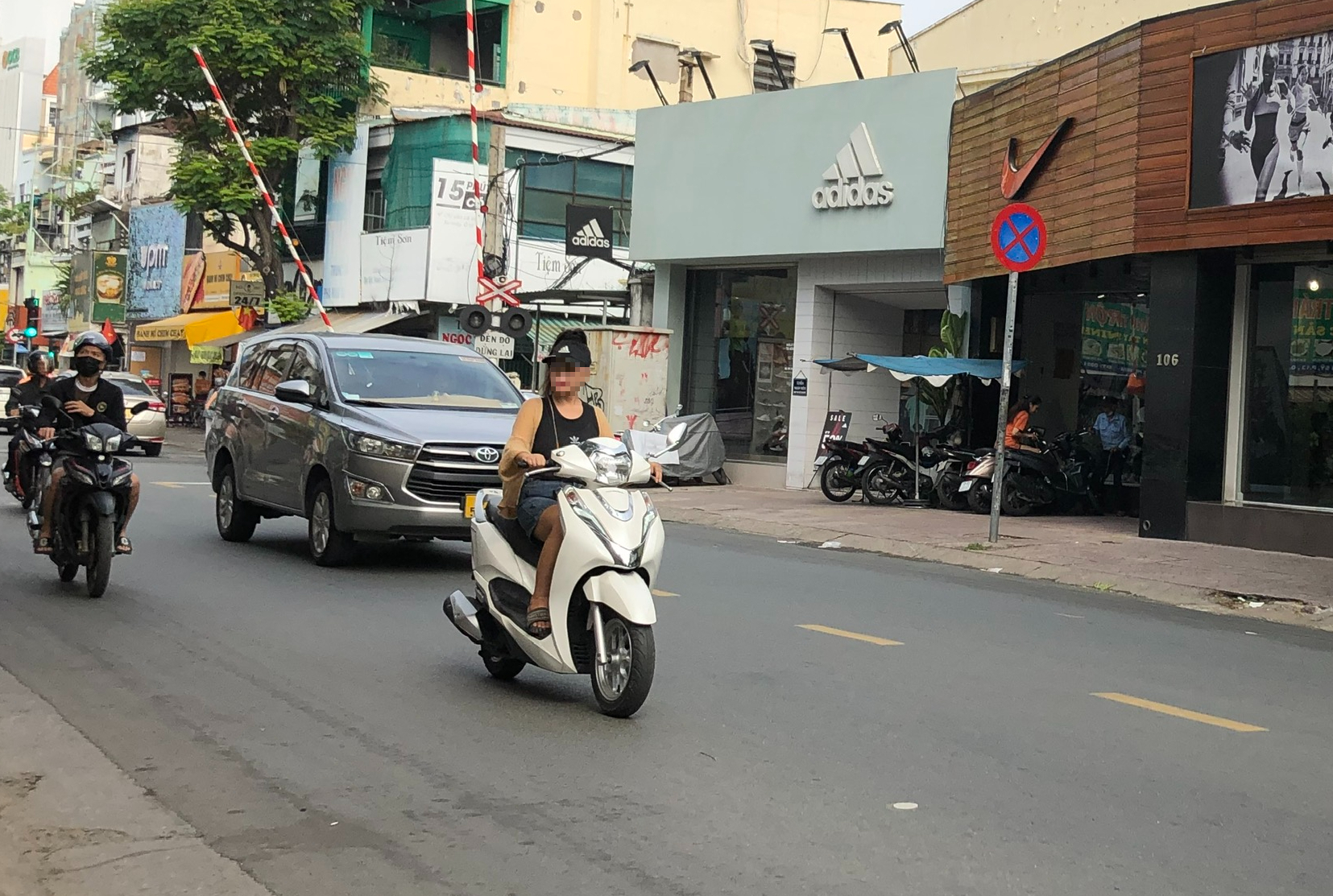 H&igrave;nh ảnh bất chấp mức phạt khủng, nhiều người ở TP HCM vẫn vi phạm luật giao th&ocirc;ng- Ảnh 2.
