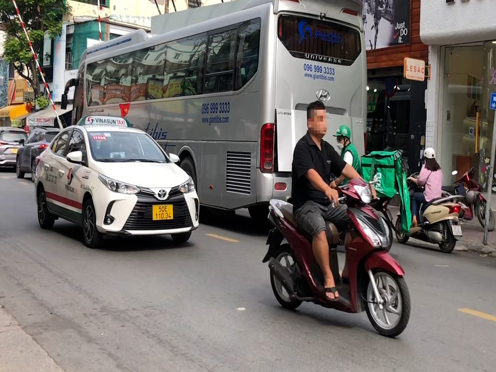 H&igrave;nh ảnh bất chấp mức phạt khủng, nhiều người ở TP HCM vẫn vi phạm luật giao th&ocirc;ng- Ảnh 3.