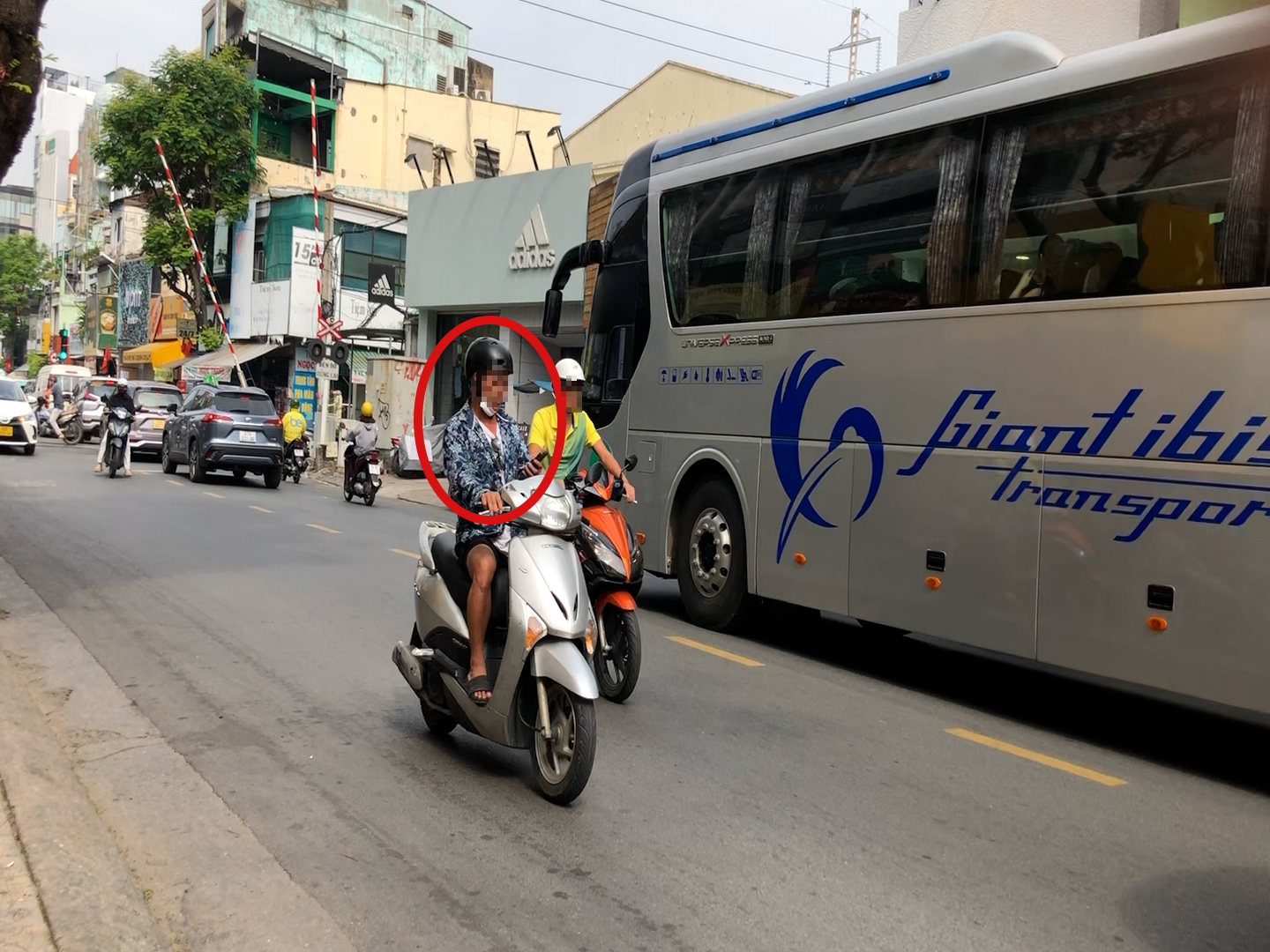 H&igrave;nh ảnh bất chấp mức phạt khủng, nhiều người ở TP HCM vẫn vi phạm luật giao th&ocirc;ng- Ảnh 1.