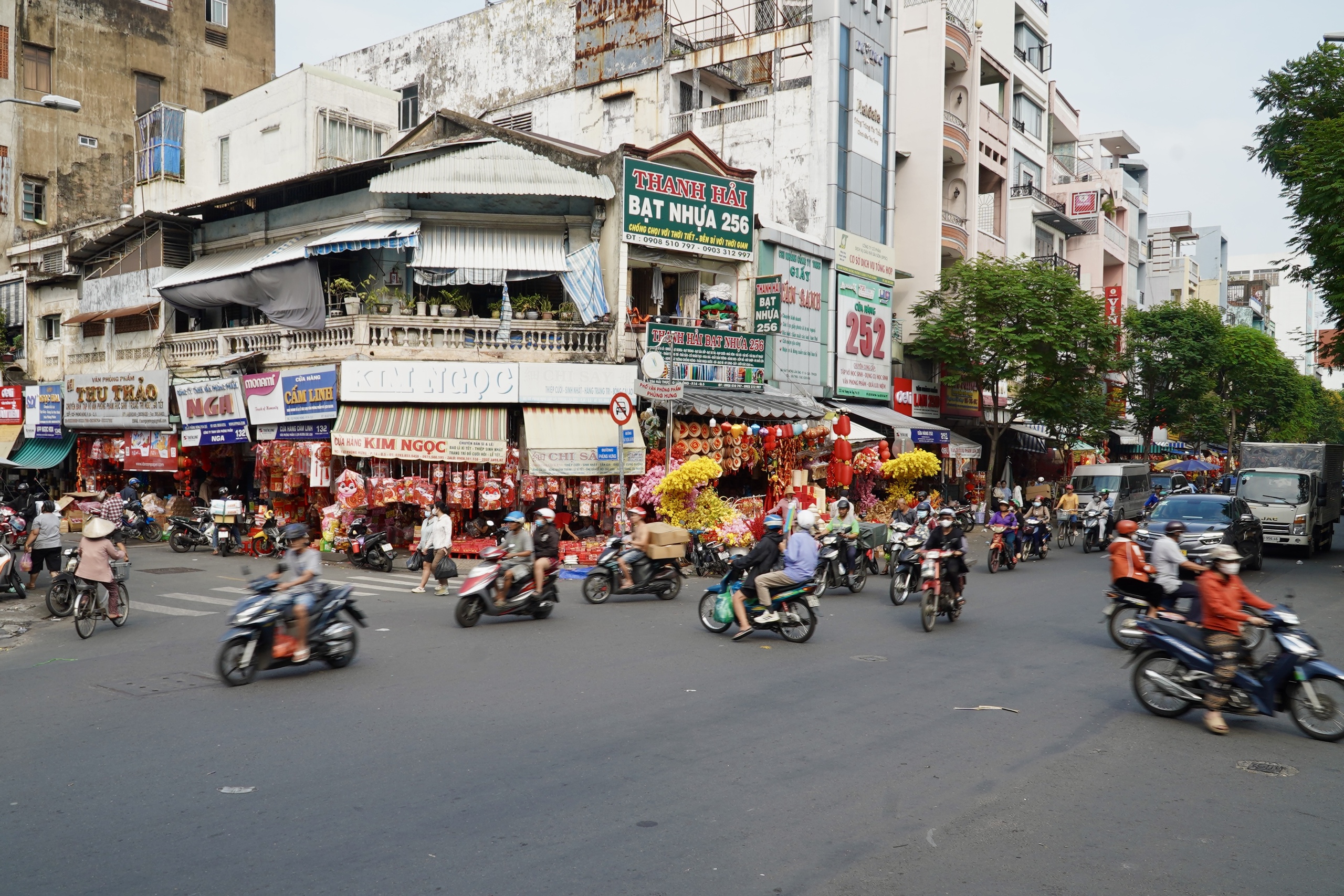 Xuân về rực rỡ trên phố bán đồ trang trí lớn nhất TP HCM- Ảnh 1.