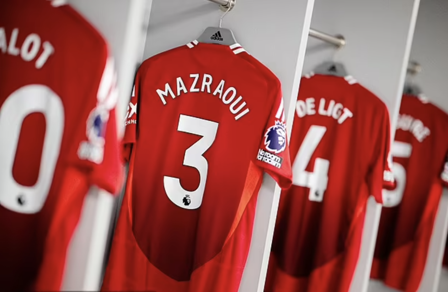 Adidas dọa cắt hợp đồng t&agrave;i trợ &aacute;o đấu 900 triệu bảng với Man United- Ảnh 2.