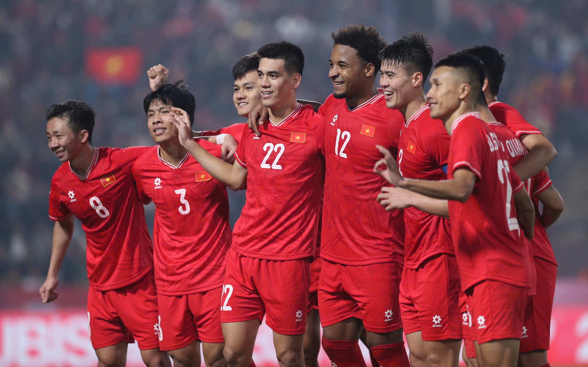HLV Kim Sang-sik so t&agrave;i xoay tua đội h&igrave;nh với đồng nghiệp người Nhật Bản