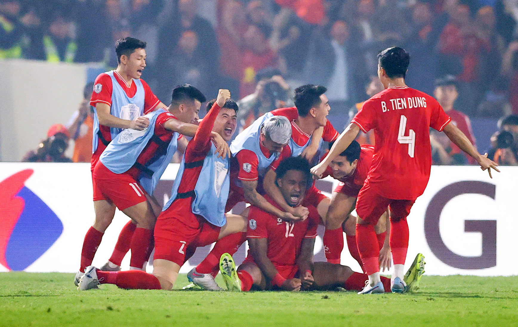 HLV Kim Sang-sik: Lẽ ra tuyển Việt Nam đ&atilde; thắng Th&aacute;i Lan đậm hơn- Ảnh 1.