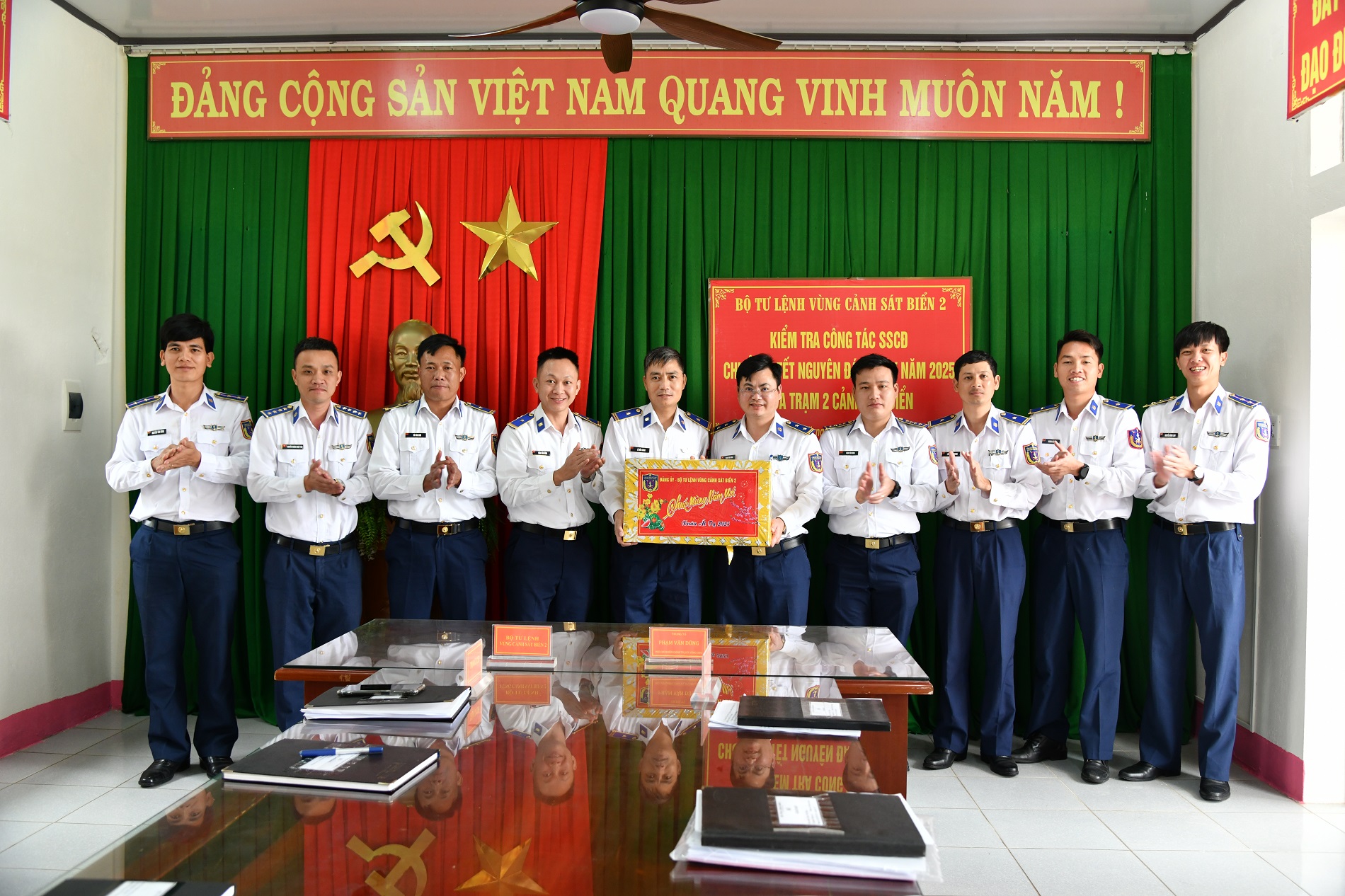 &ldquo;Tết Hải đảo &ndash; Xu&acirc;n ấm &aacute;p, thắm t&igrave;nh qu&acirc;n d&acirc;n&rdquo; đến với người d&acirc;n tiền ti&ecirc;u L&yacute; Sơn- Ảnh 8.