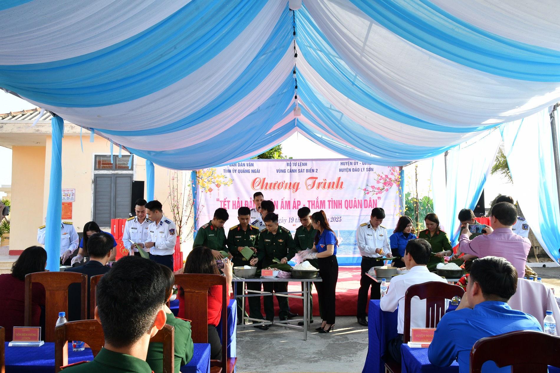 &ldquo;Tết Hải đảo &ndash; Xu&acirc;n ấm &aacute;p, thắm t&igrave;nh qu&acirc;n d&acirc;n&rdquo; đến với người d&acirc;n tiền ti&ecirc;u L&yacute; Sơn- Ảnh 1.