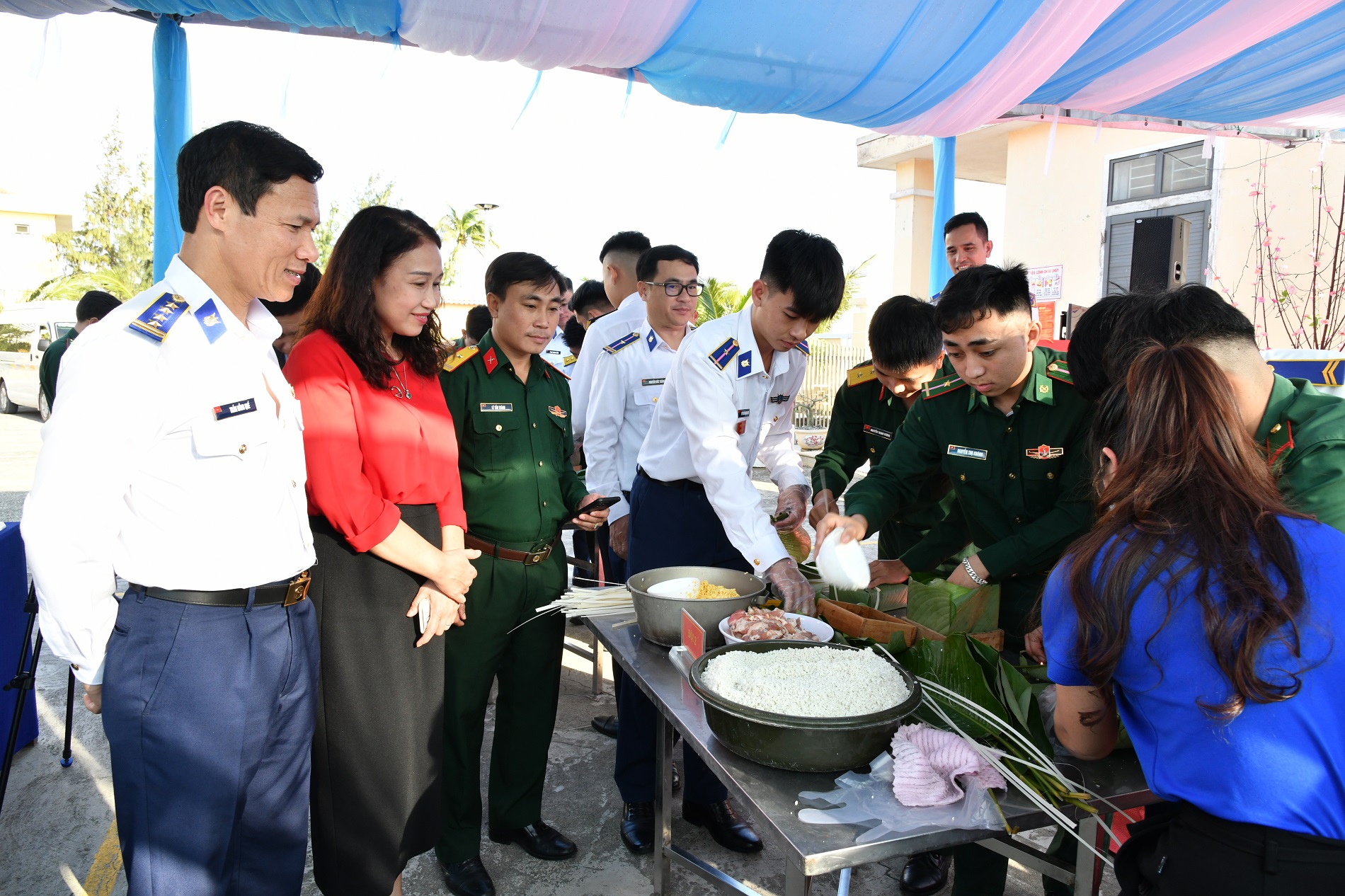 &ldquo;Tết Hải đảo &ndash; Xu&acirc;n ấm &aacute;p, thắm t&igrave;nh qu&acirc;n d&acirc;n&rdquo; đến với người d&acirc;n tiền ti&ecirc;u L&yacute; Sơn- Ảnh 2.