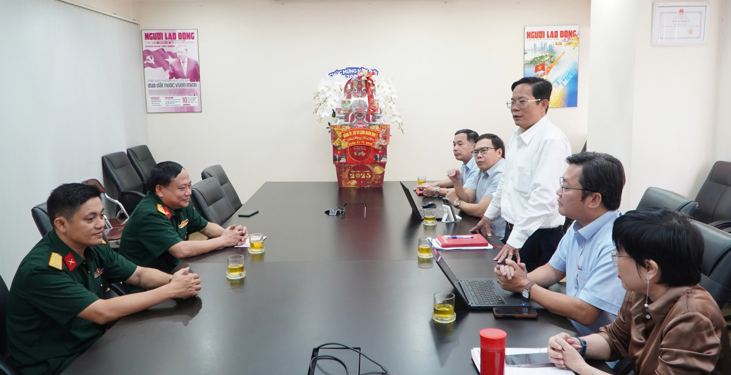 Qu&acirc;n khu 7 thăm, ch&uacute;c Tết B&aacute;o Người Lao Động- Ảnh 5.
