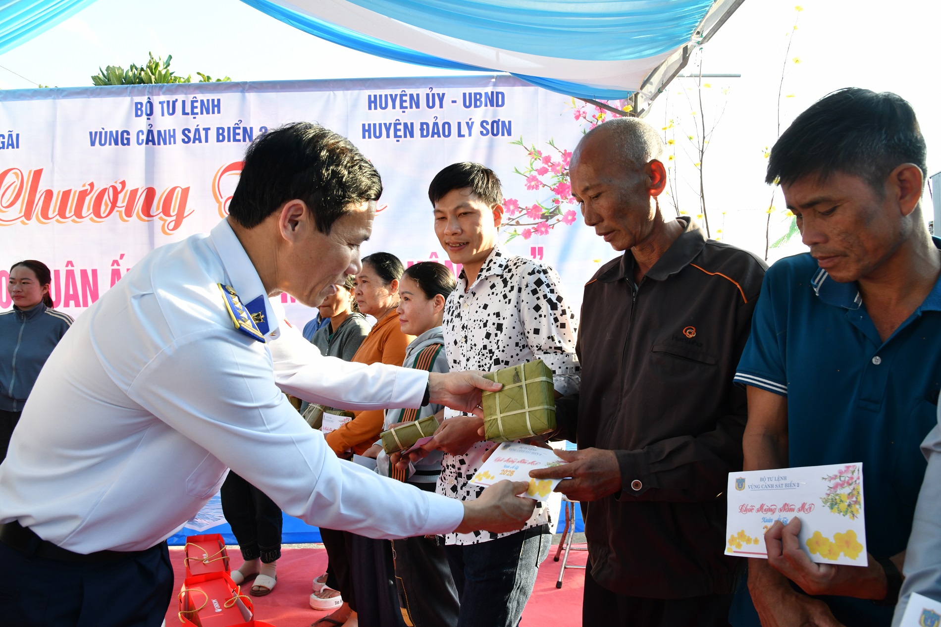 &ldquo;Tết Hải đảo &ndash; Xu&acirc;n ấm &aacute;p, thắm t&igrave;nh qu&acirc;n d&acirc;n&rdquo; đến với người d&acirc;n tiền ti&ecirc;u L&yacute; Sơn- Ảnh 5.