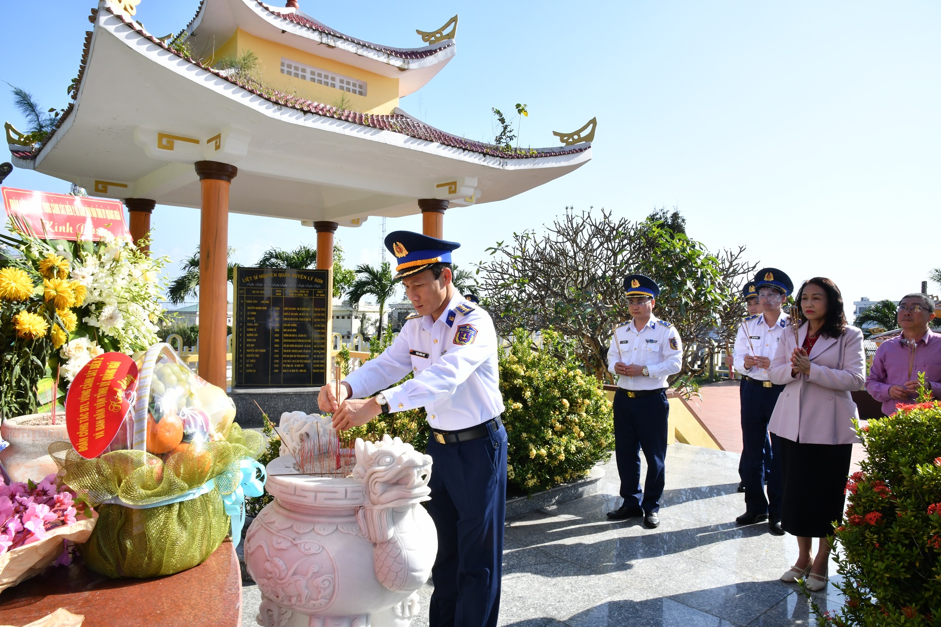 &ldquo;Tết Hải đảo &ndash; Xu&acirc;n ấm &aacute;p, thắm t&igrave;nh qu&acirc;n d&acirc;n&rdquo; đến với người d&acirc;n tiền ti&ecirc;u L&yacute; Sơn- Ảnh 6.