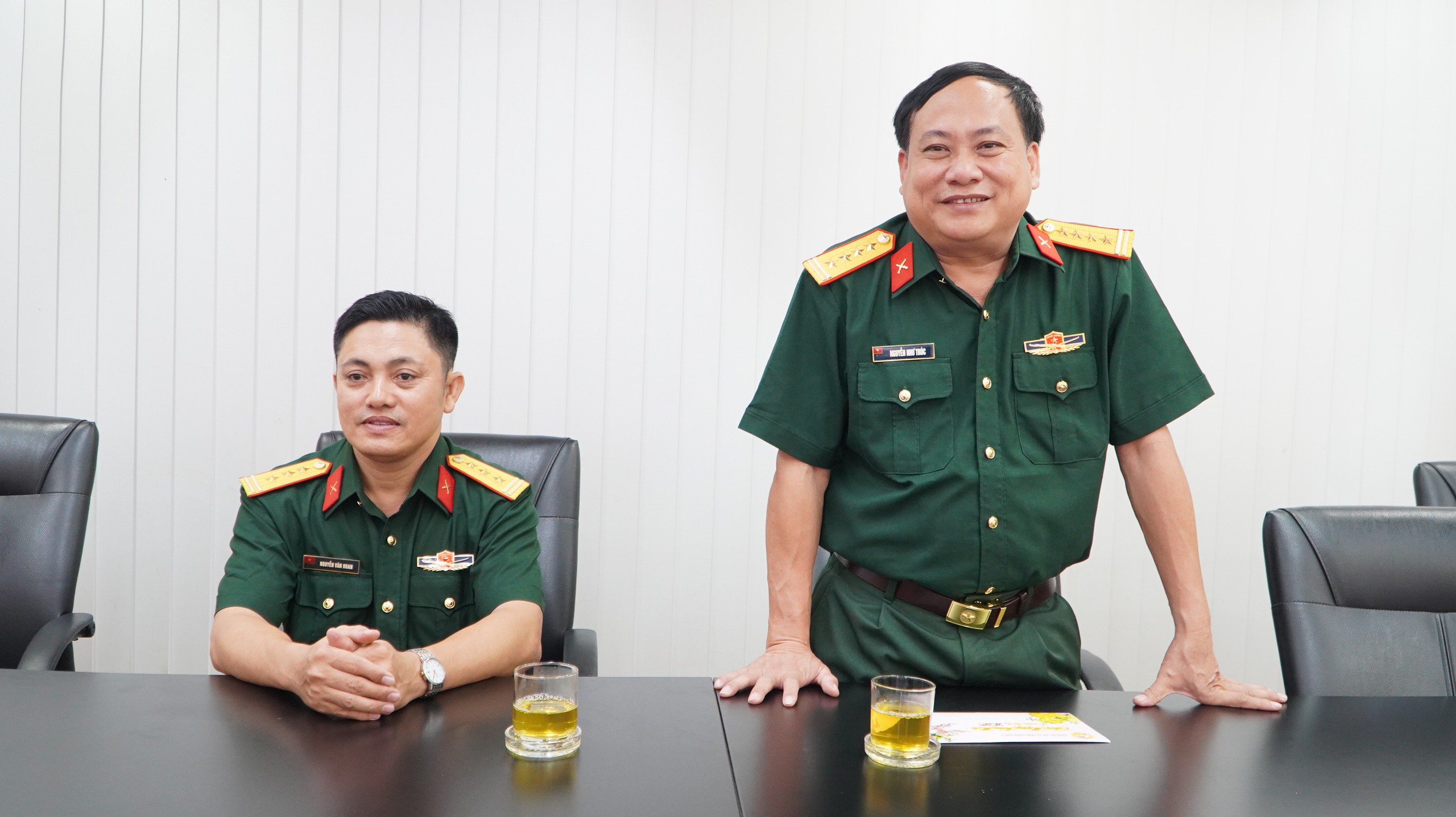 Qu&acirc;n khu 7 thăm, ch&uacute;c Tết B&aacute;o Người Lao Động- Ảnh 2.