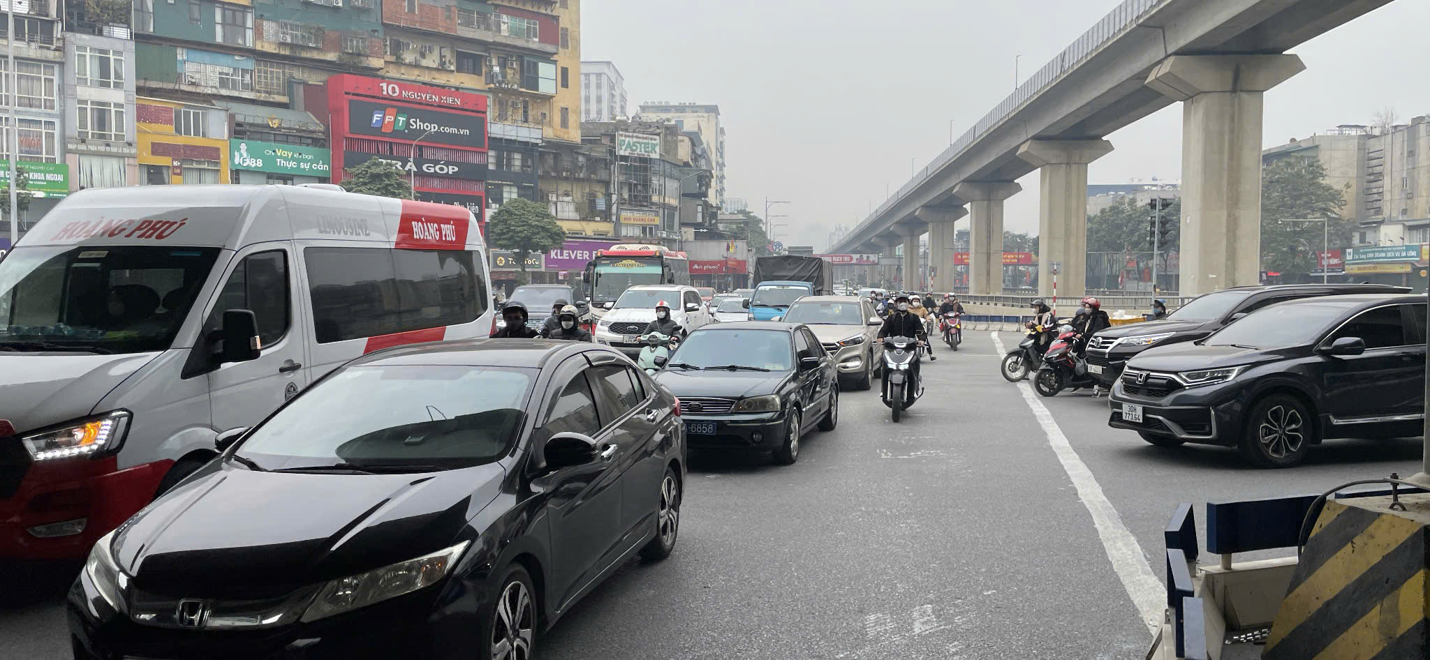 VIDEO: Nút giao Khuất Duy Tiến - Nguyễn Trãi - Nguyễn Xiển tiếp tục ùn tắc kéo dài- Ảnh 1.