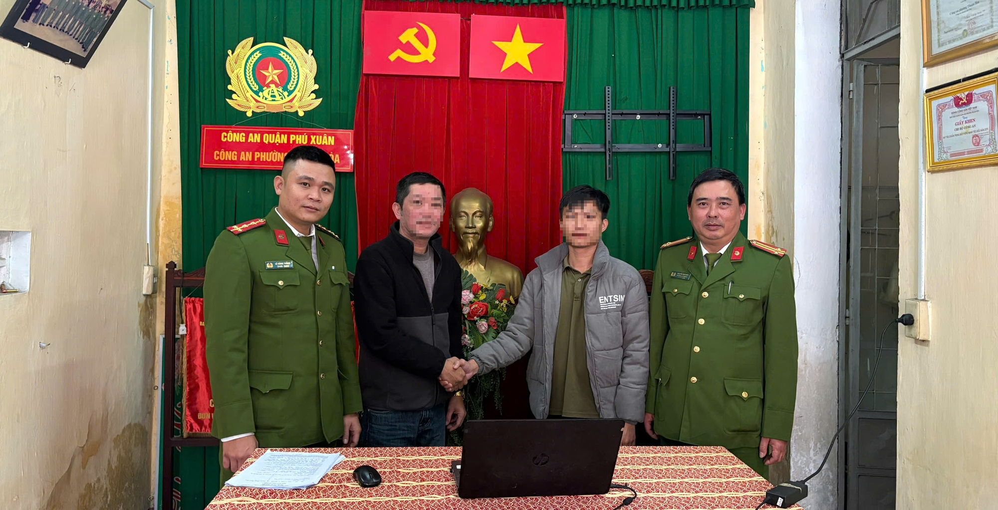 Người đ&agrave;n &ocirc;ng điều khiển &ocirc; t&ocirc; &ldquo;tạt c&aacute;nh&rdquo;, đ&aacute;nh bạt tai một t&agrave;i xế l&agrave; ai?- Ảnh 1.