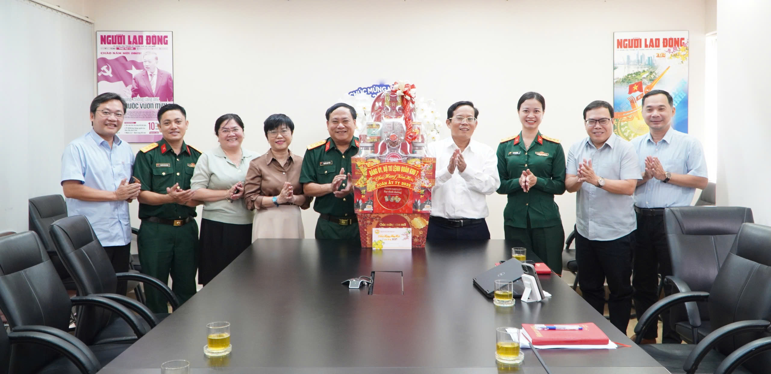 Qu&acirc;n khu 7 thăm, ch&uacute;c Tết B&aacute;o Người Lao Động- Ảnh 6.
