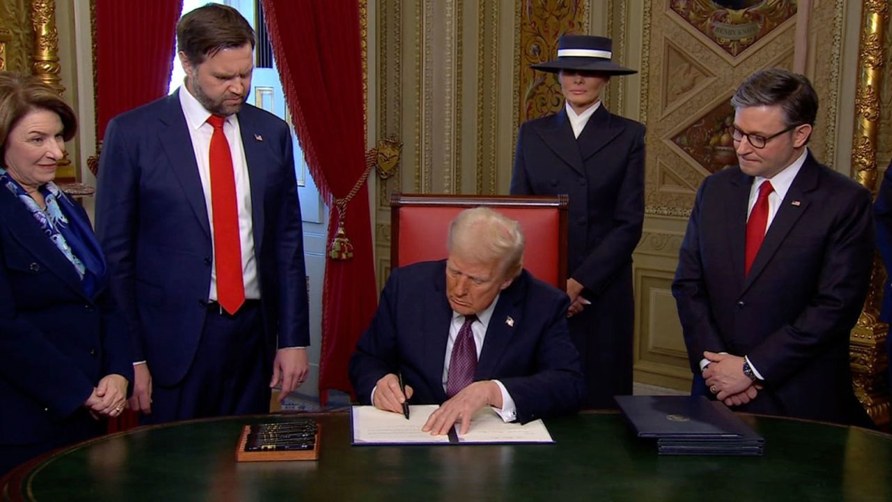 Tổng thống Trump k&yacute; một loạt văn bản ngay sau khi kết th&uacute;c lễ nhậm chức tại Đồi Capitol. Ảnh: Pool