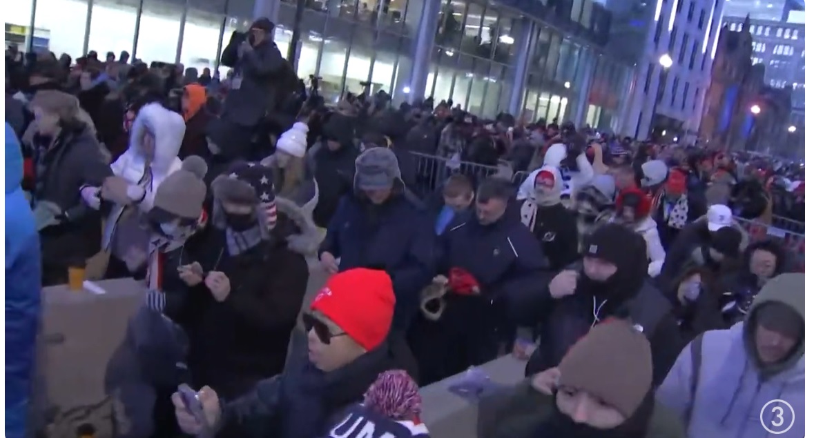 Đ&aacute;m đ&ocirc;ng đổ về Capital One Arena để xem lễ nhậm chức của &ocirc;ng Trump. Ảnh: WKYC