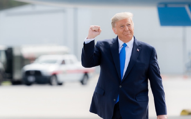 Tổng thống Donald Trump k&yacute; lệnh 