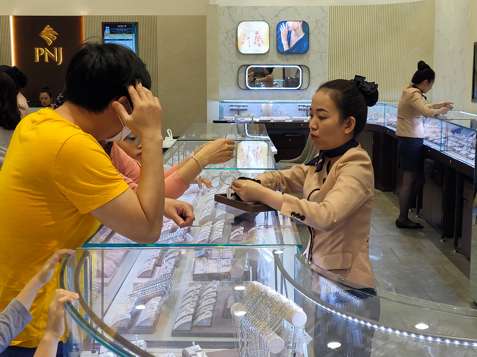 Gi&aacute; v&agrave;ng h&ocirc;m nay, 21-1: Bất ngờ đảo chiều tăng mạnh- Ảnh 1.
