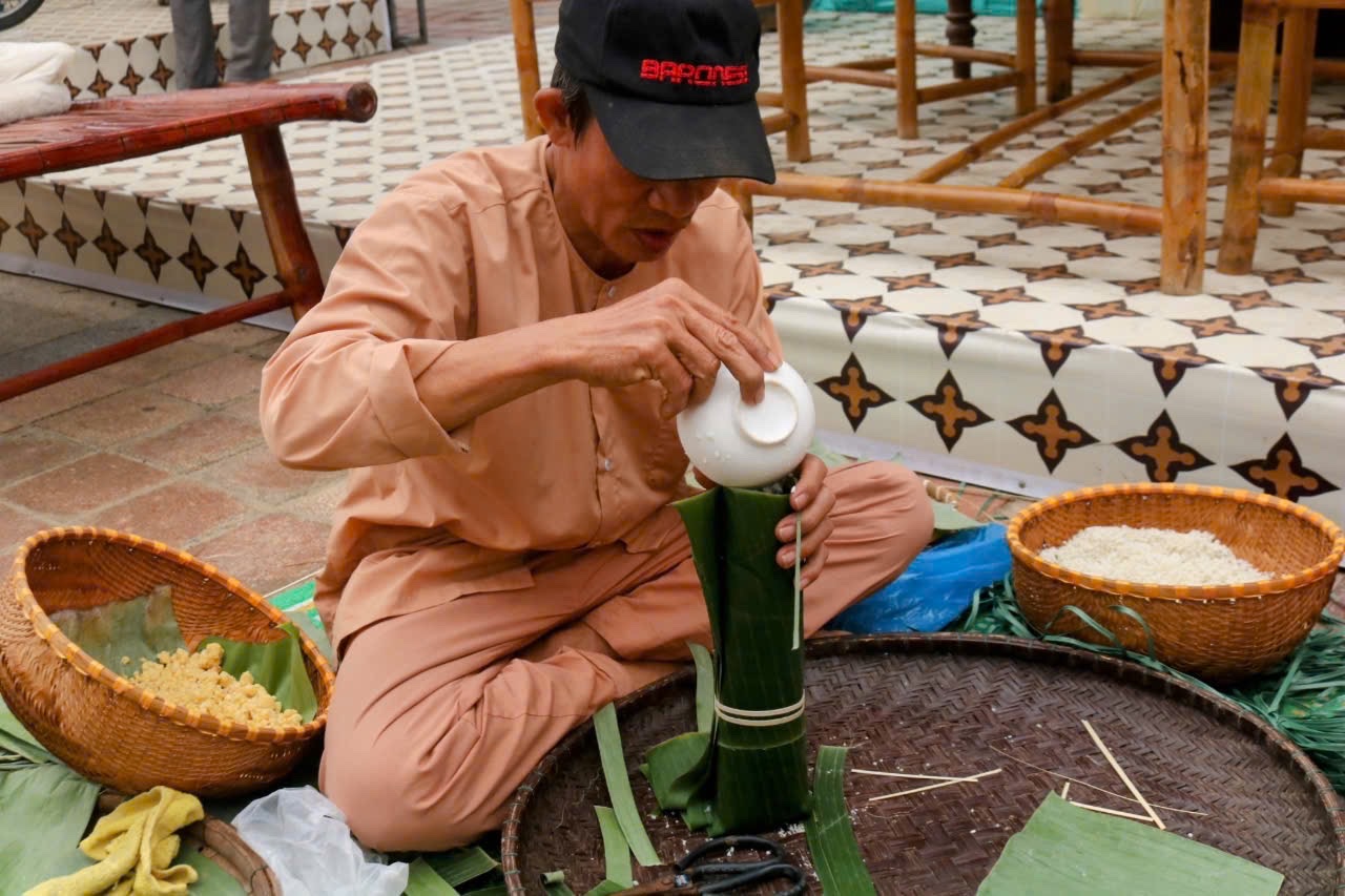 Kh&aacute;ch T&acirc;y th&iacute;ch th&uacute; trải nghiệm Tết Việt b&ecirc;n b&atilde;i biển Đ&agrave; Nẵng- Ảnh 2.