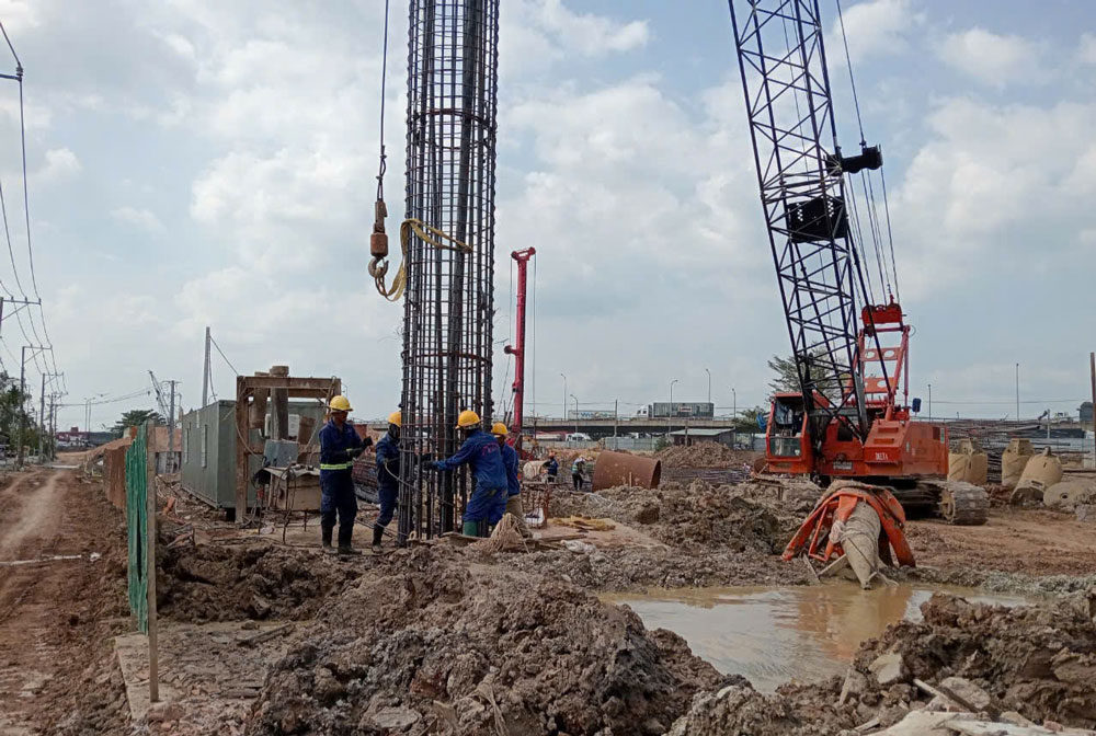Công nhân thi công tại nút giao Tân Vạn thuộc dự án Vành đai 3 - TP HCM. Ảnh: THANH THẢO
