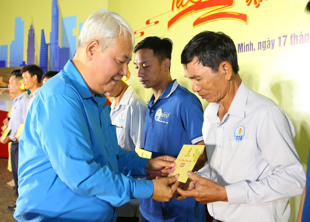 &Ocirc;ng V&otilde; Khắc Th&aacute;i, Chủ tịch LĐLĐ TP HCM, tặng qu&agrave; cho đo&agrave;n vi&ecirc;n kh&oacute; khăn ở lại TP HCM đ&oacute;n Tết. Ảnh: HO&Agrave;NG TRIỀU